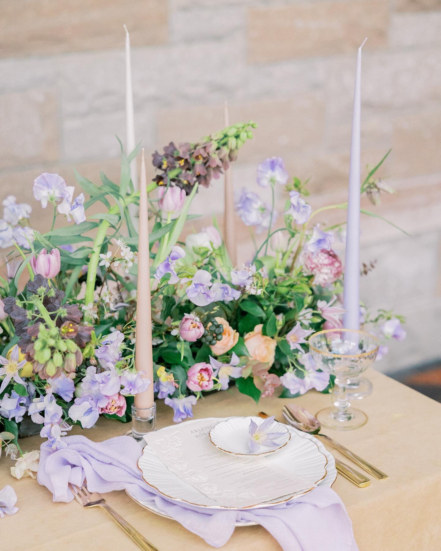 Floral table meadow 🕊

Venue: @castleleslie 
Planning, Photography &amp; videography: @wonderandmagicie 
Planning &amp; Styling: @infusionweddings 
Florals: @paradeflowers &amp; @fleurweddings 
Stationery and Signage: @calligraphybylaura 
Vintage Re