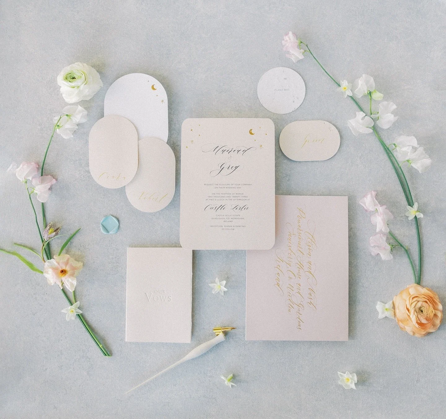 Sweetpea and ranunculus flatlay✨

Beautiful stationery by @calligraphybylaura 💛

Photography: @wonderandmagicie
Stationery: @calligraphybylaura
Florals: @fleurweddings &amp; @paradeflowers
Planning &amp; Styling: @infusionweddings
