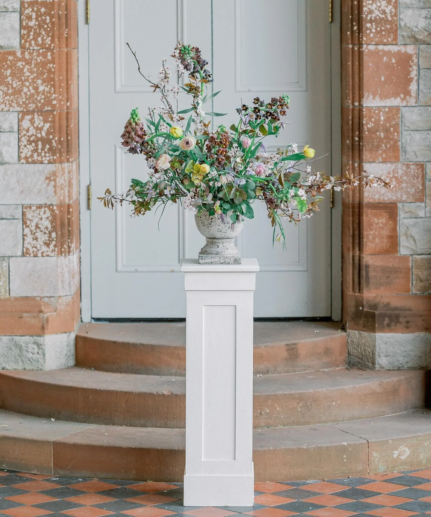 Spring urn arrangement with blossom, hellebores, tulips, ranunculus &amp; frittalaria made with @fleurweddings in Castle Leslie ✨

Venue: @castleleslie 
Planning, Photography &amp; videography: @wonderandmagicie 
Planning &amp; Styling: @infusionwedd