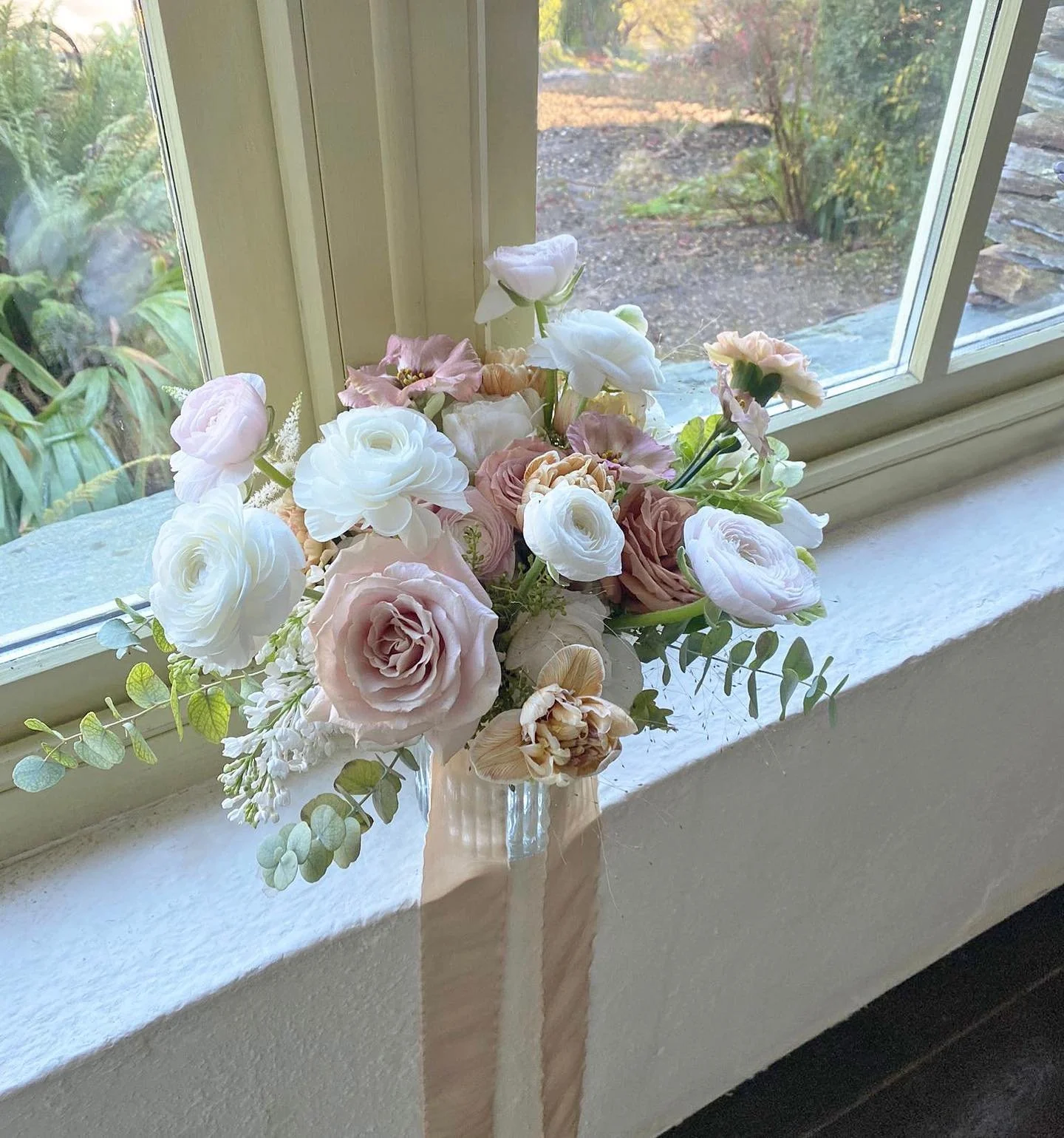Winter 🤍

Rebecca&rsquo;s romantic bouquet at @ballybeghouse. Ranunculus ruffles, white lilac and caramel tones tied off with @pomegranatecolours silk ribbon 🤎