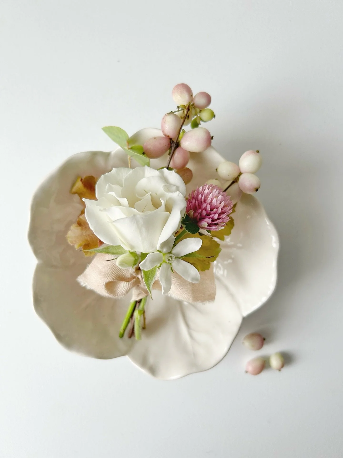 Little boutonni&egrave;re with hints of Autumn 🍂