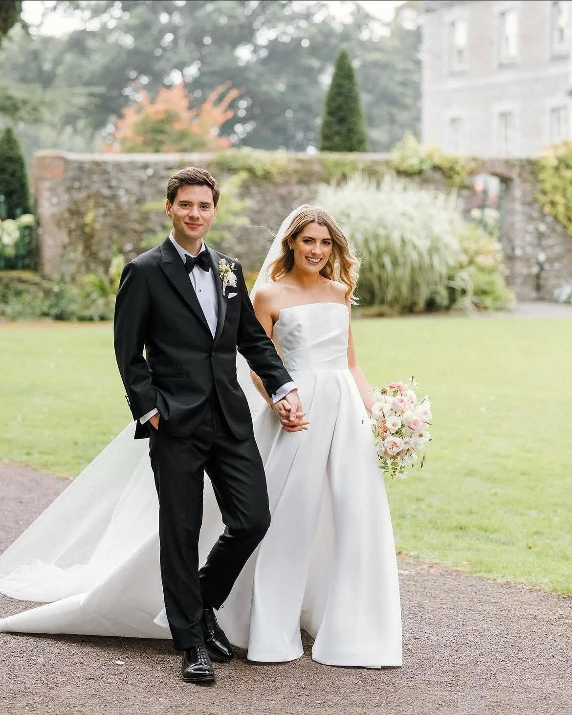 C &amp; D ✨

Chloe&rsquo;s soft and romantic bouquet was made with September pinks and white flowers including garden grown roses, dahlias, phlox and cosmos 🤍

Photographer 🤍: @dashacaffreyphotographer 
Videographer: @bandgweddings 
Venue: @tankard