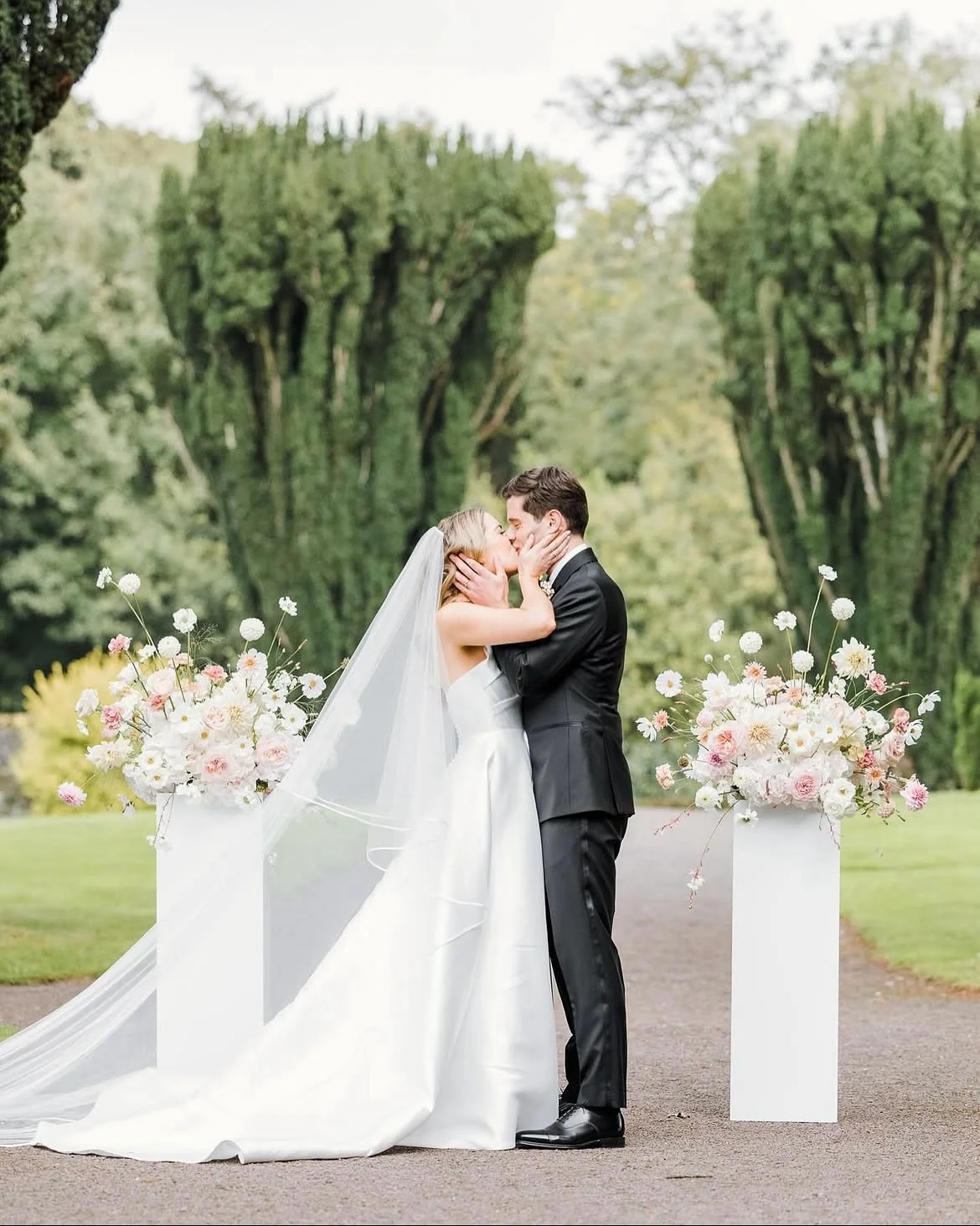 Chloe and Donal 🤍 

A soft romantic palette of pink and caramel for this gorgeous pair in the walled garden at Tankardstown House ✨

Thanks to @bellmeadowflowers for supplying some beautiful Irish blooms x

Photographer 🤍: @dashacaffreyphotographer