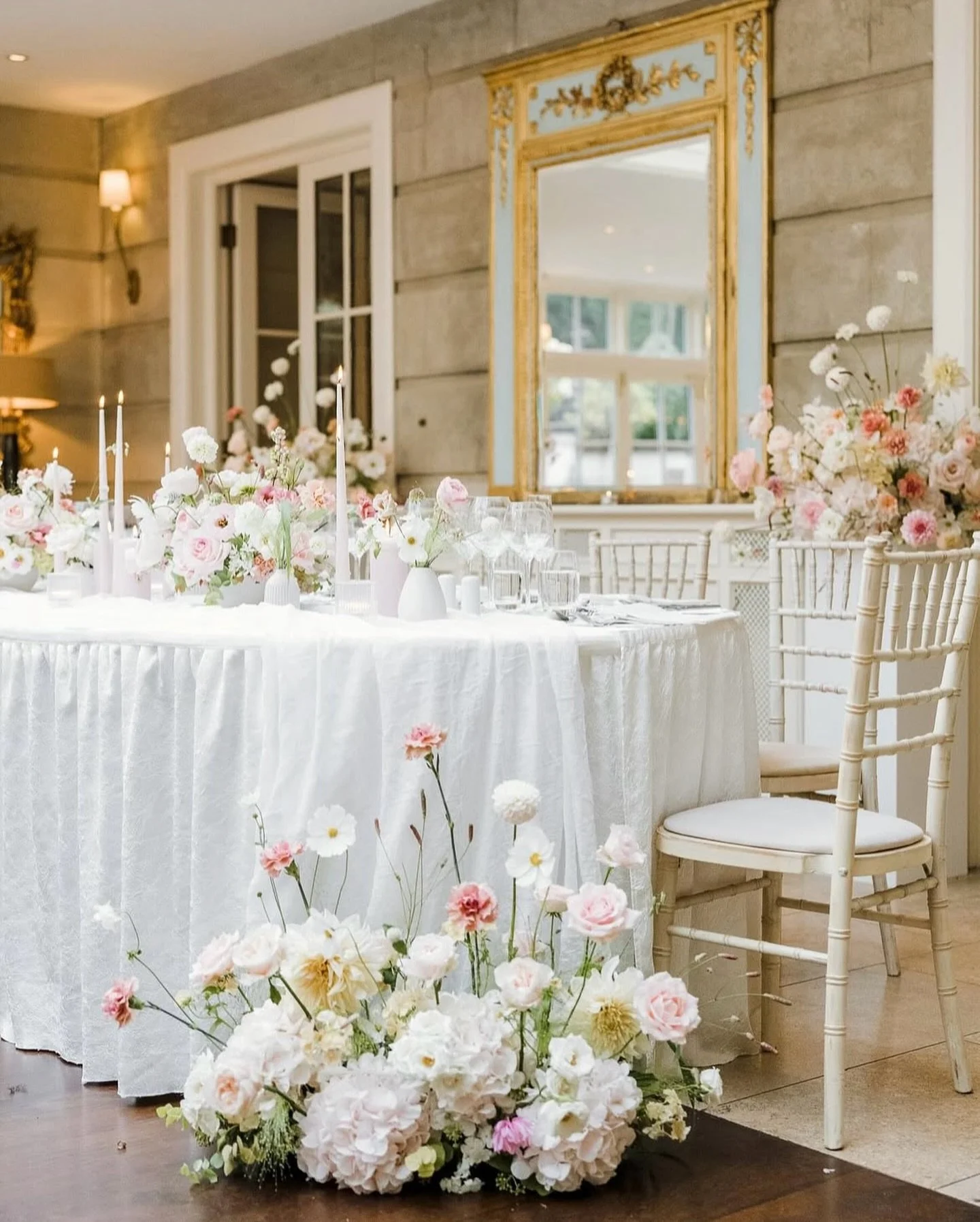 Soft pink and caramel top table florals for C&amp;D in the beautiful light filled orangery at Tankardstown House 🕊️

Photography 🤍: @dashacaffreyphotographer

Love the fluffy cafe au lait dahlias grown by @bellmeadowflowers

#weddingflowers #pinkfl