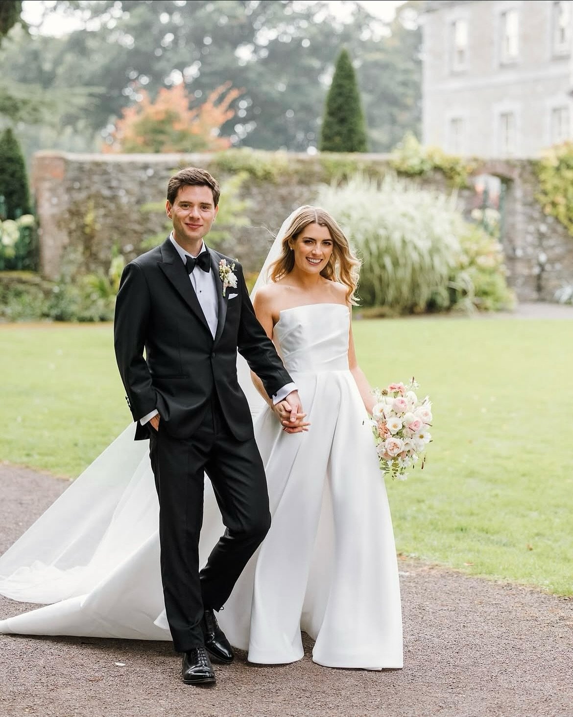 C &amp; D ✨

Chloe&rsquo;s soft and romantic bouquet was made with September pinks and white flowers including garden grown roses, dahlias, phlox and cosmos 🤍

Photographer 🤍: @dashacaffreyphotographer 
Videographer: @bandgweddings 
Venue: @tankard