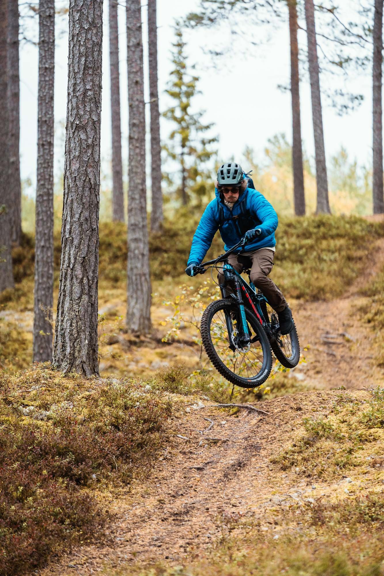 Visit Pietarsaari_Jakobstad_Pietarsaari_Pyöräily_Biking_Mountainbiking_Ebike_Forest_Metsä_Sähköpyörä_Hyppy_Mies@Sami Laitinen.jpg