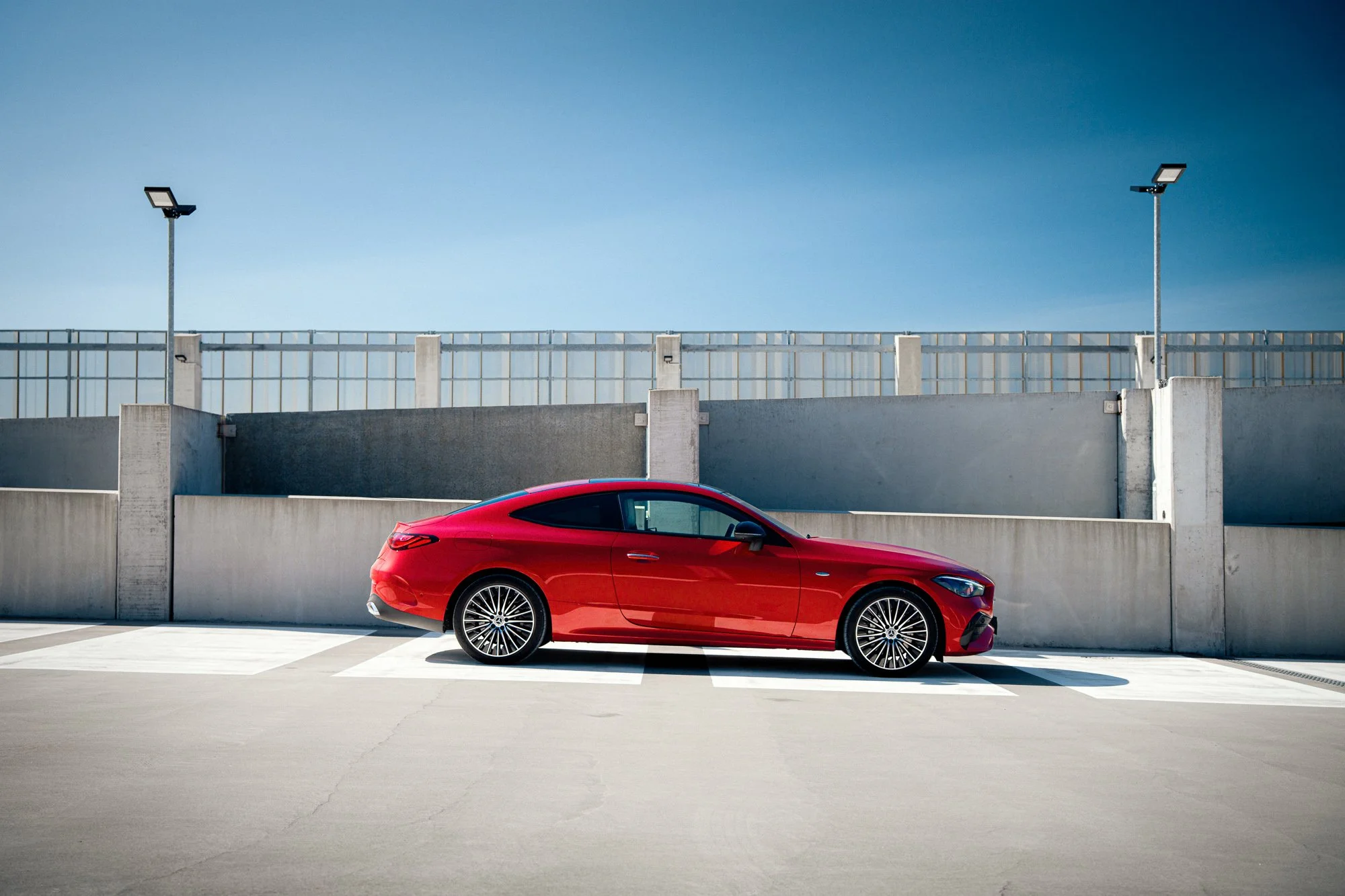 mercedes-benz-cle-300e-punainen-red-coupe-pysakoity-parked-concrete-betoni-veho-©Sami-Laitinen.jpg