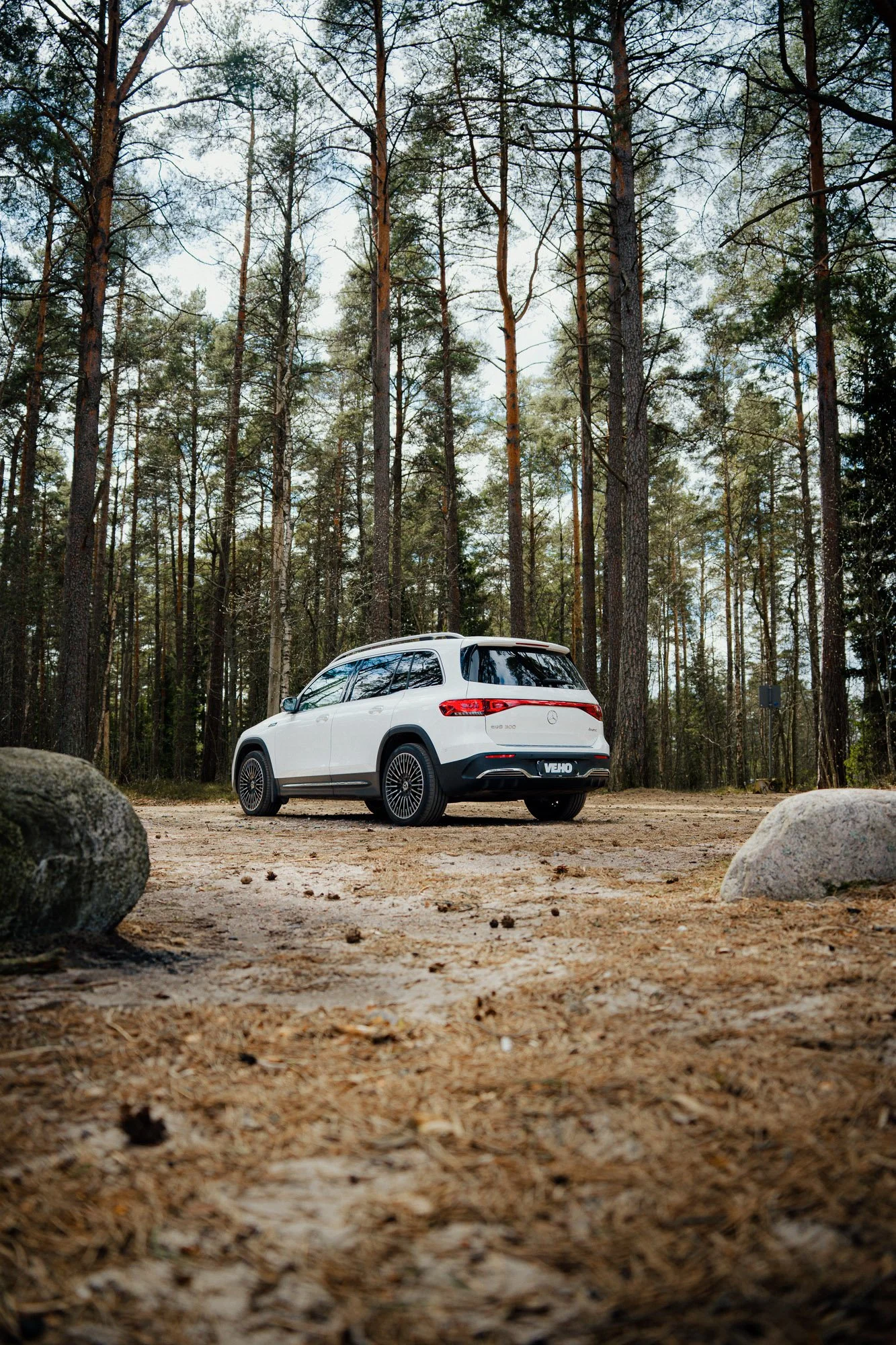 mercedes-benz-eqb-300-sahkoauto-electric-car-maasturi-suv-metsa-forest-veho-©Sami-Laitinen.jpg