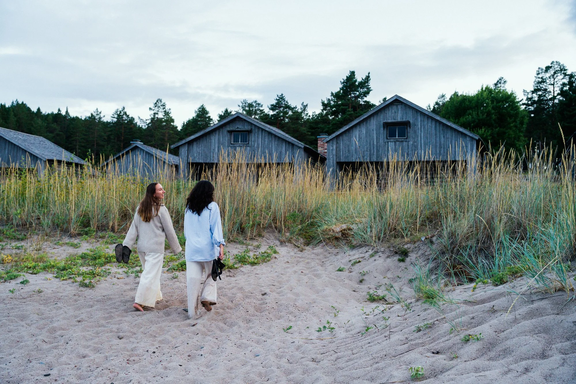 hoga-kusten-beach-cabins-evening-walk-coastal-lifestyle-sandviken-©Filved Agency Sami Laitinen.jpg