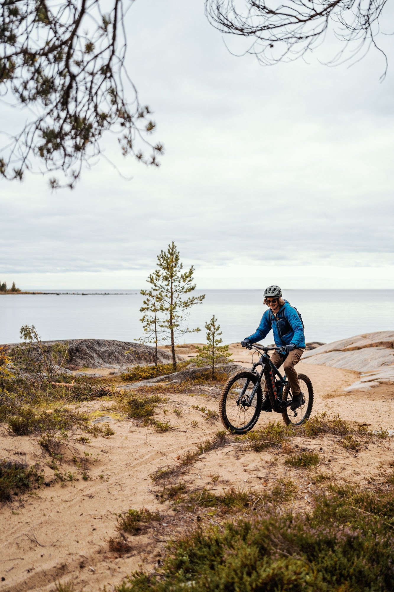 Visit Pietarsaari_Jakobstad_Pietarsaari_Pyöräily_Biking_Mountainbiking_Ebike_Forest_Metsä_Sähköpyörä_Hyppy_Mies_Meri_Merenranta_Hiekkaranta_Ocean_Beach@Sami Laitinen-3.jpg