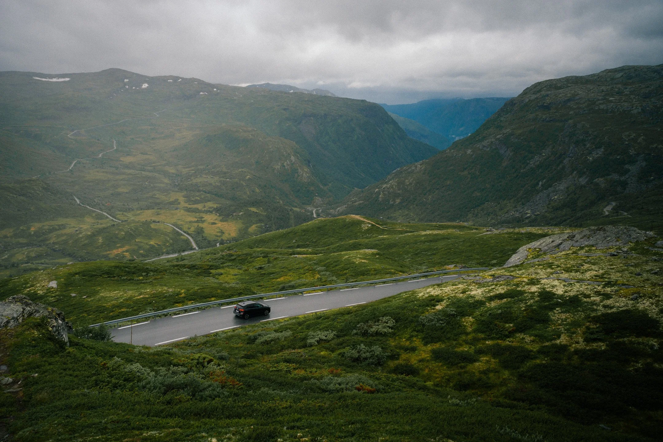 Norway-Mountains-Car-Road-Driving-Scenery-Porsche-BMW-Landscape©Sami Laitinen.jpg