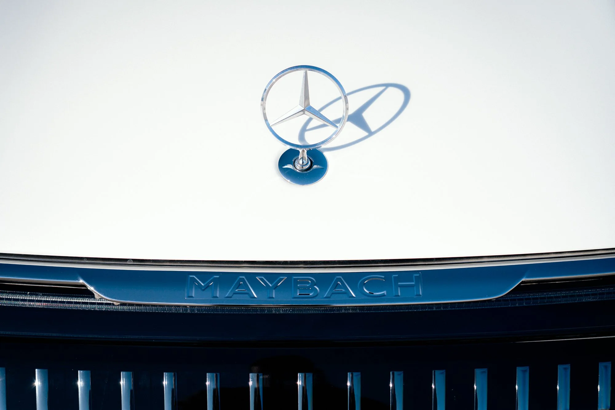 mercedes-maybach-logo-konepelti-hood-lahikuva-close-up-luksusauto-luxury-car-©Sami-Laitinen.jpg