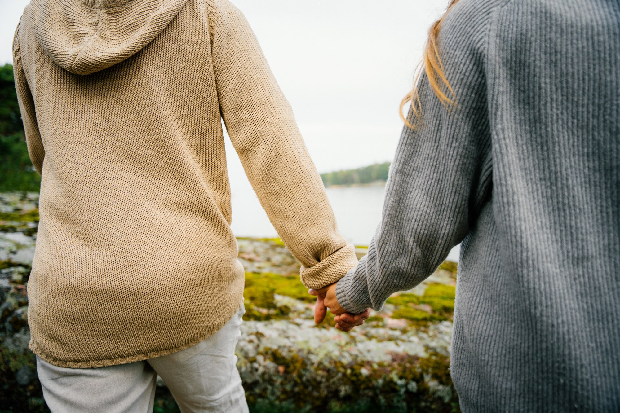 Man and woman holding hands happily together_Running forward©Sami Laitinen.jpg