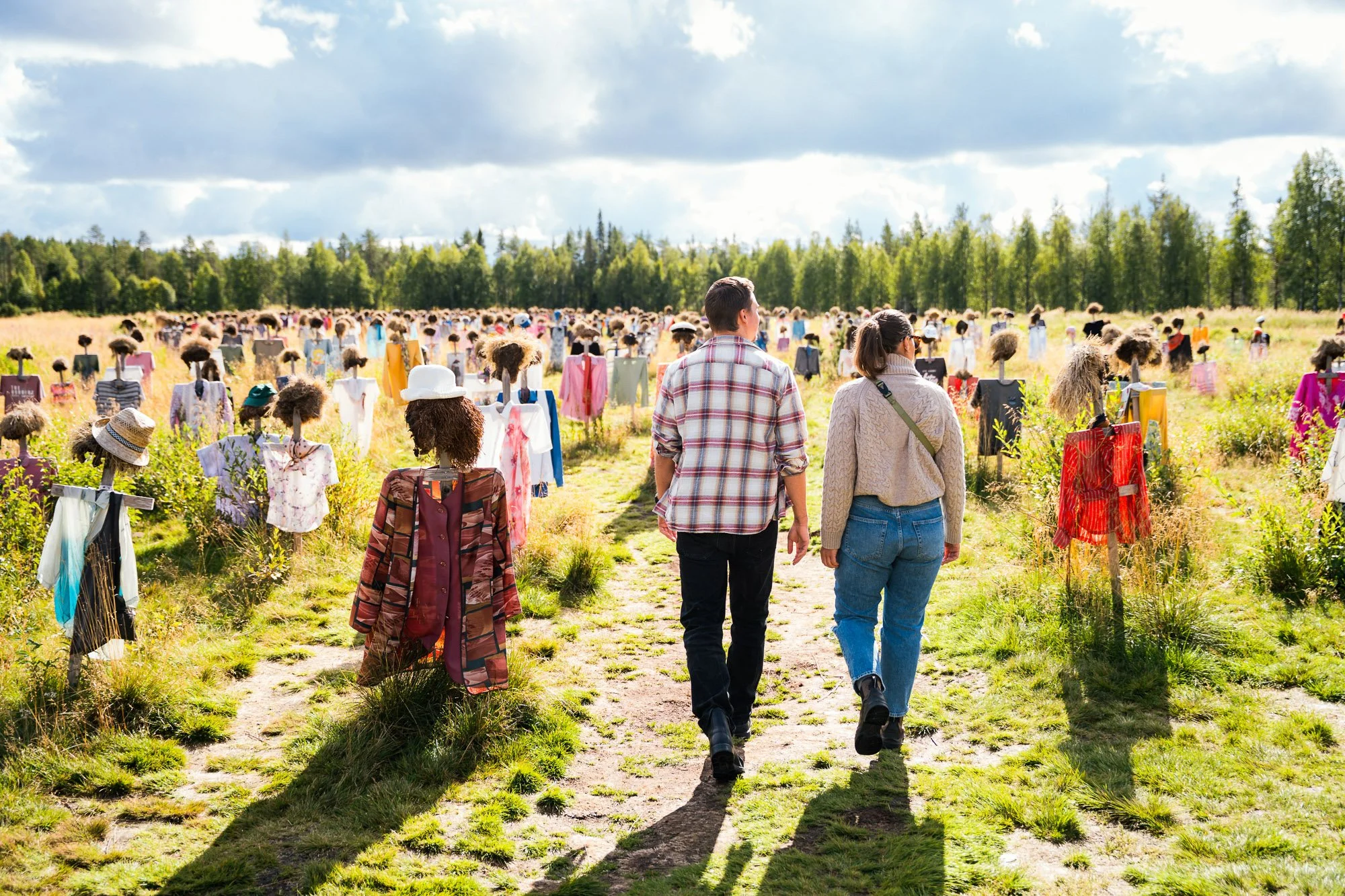 Suomussalmi-finland-kainuu-summer-hiljainen kansa-couple walking-art-summer field-pelto-kesä©Filved Agency.jpg