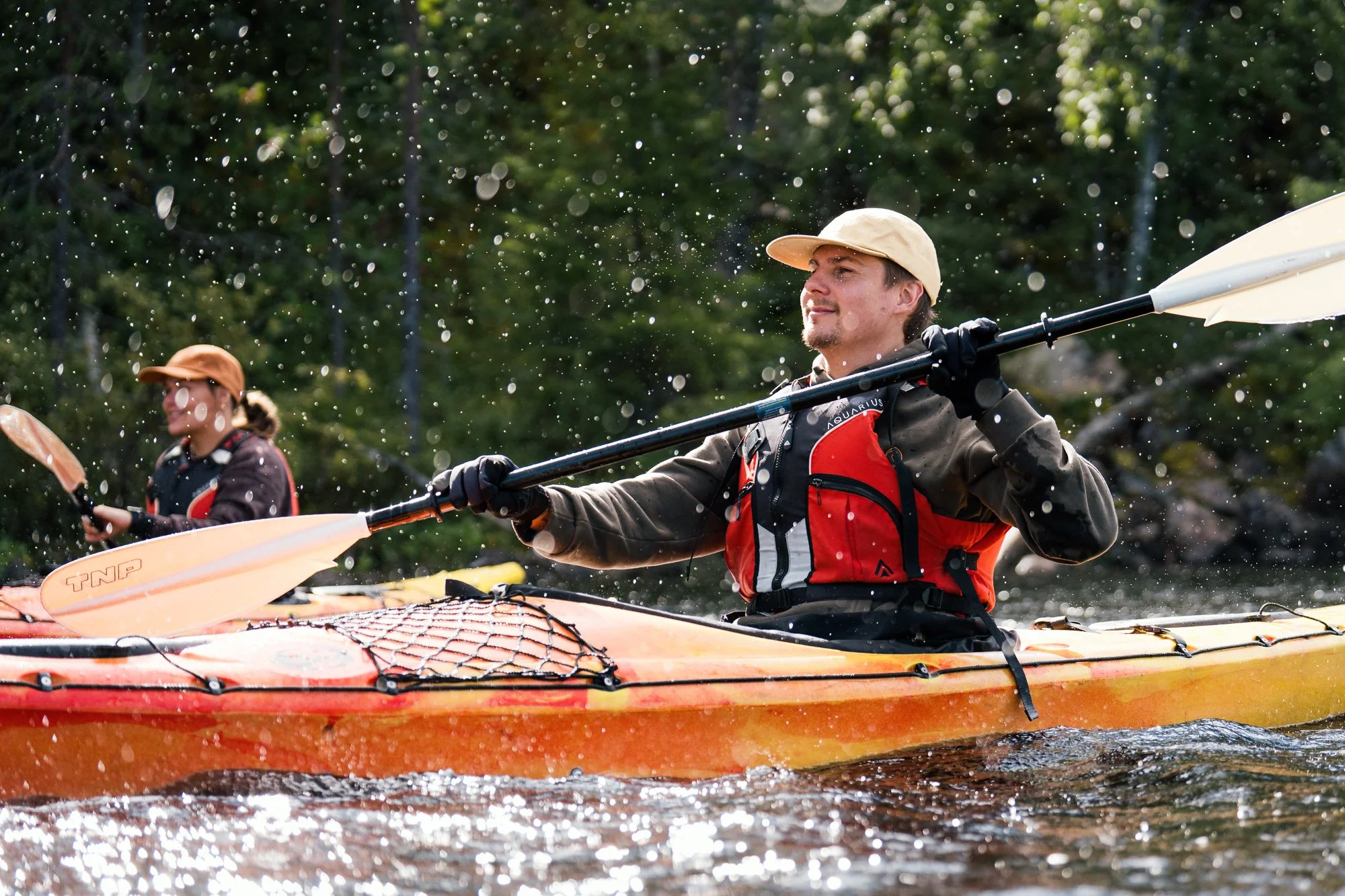 Suomussalmi-finland-kainuu-summer-kesä-river-joki-kayaking adventure-kajakki-happy-man smiling-heavy raing-sunshine-sade©Filved Agency.jpg
