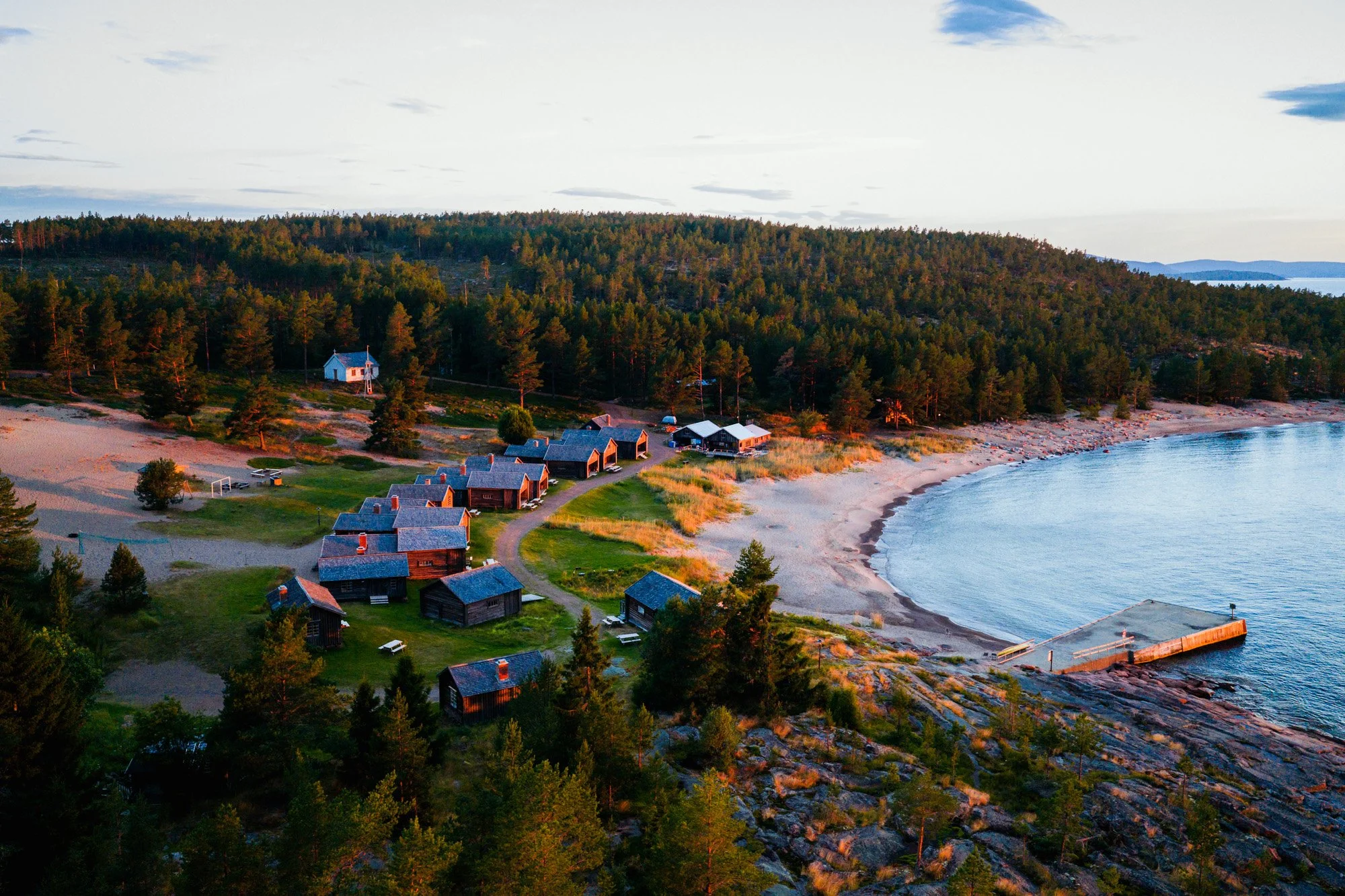 hoga-kusten-sweden-sandviken-aerial-beach-cabins-coastline--kalastajakylä-golden-hour-©Filved Agency Sami Laitinen.jpg
