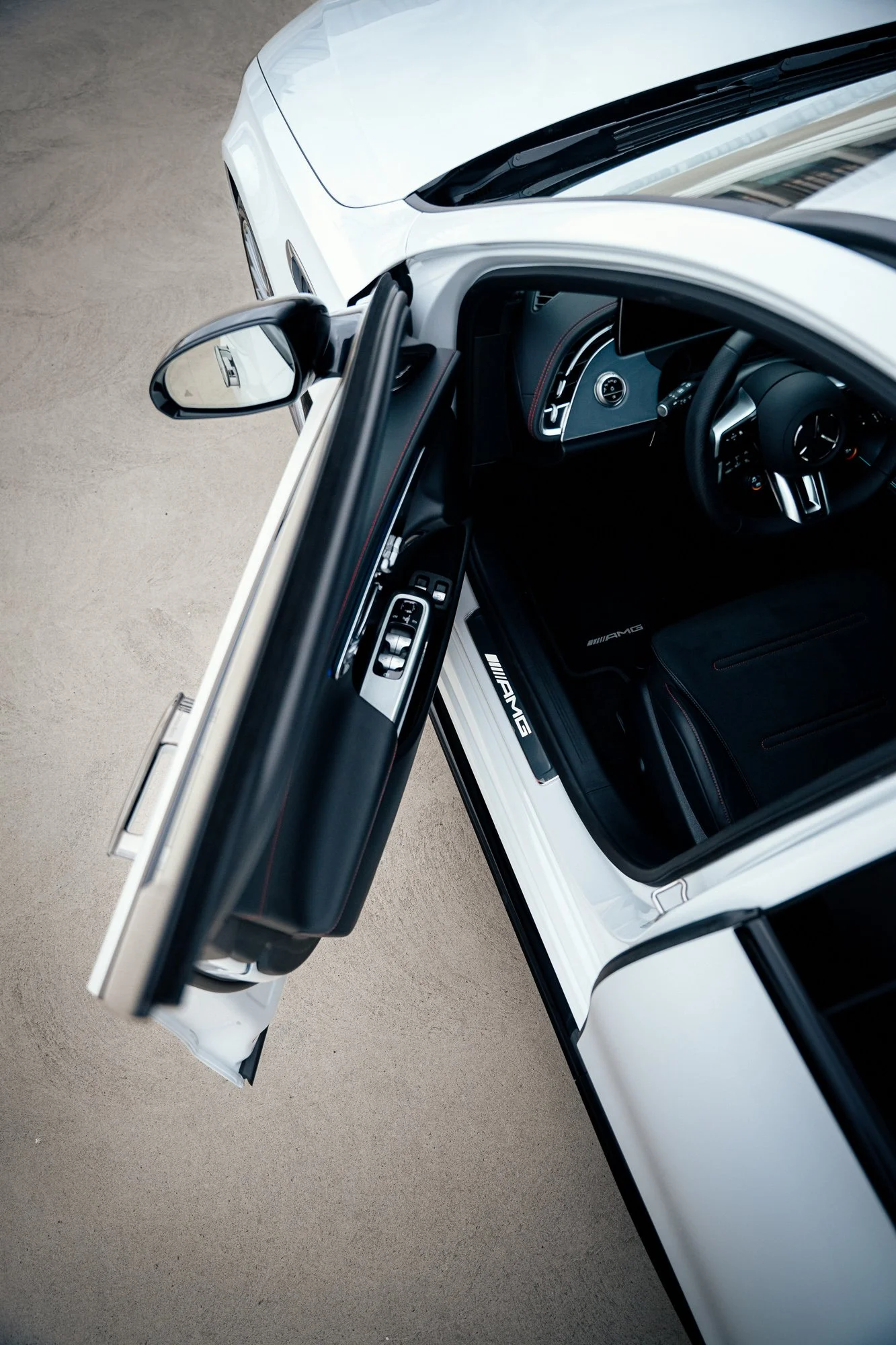 mercedes-amg-e53-valkoinen-white-sisatila-interior-ovi-auki-open-door-autokuvaus-©Sami-Laitinen.jpg
