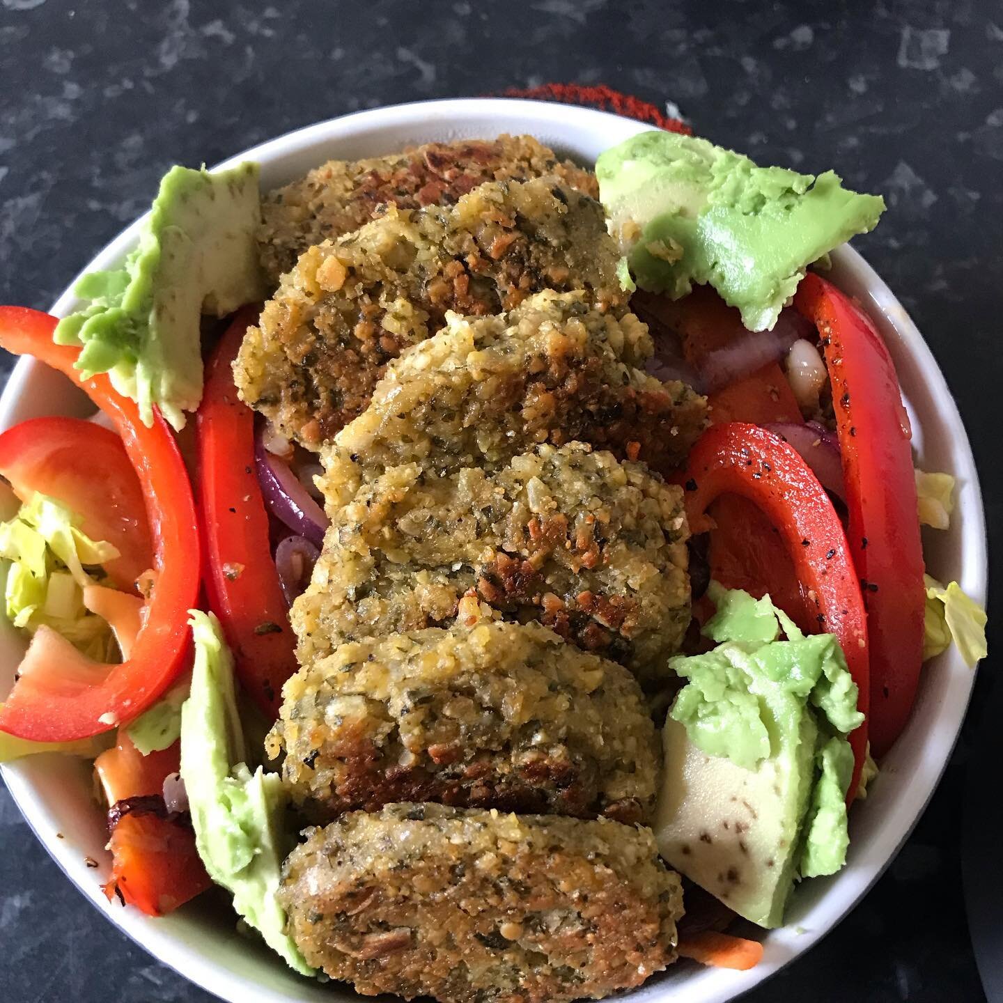 Homemade falafel salad with avocado, saut&eacute;ed onions &amp; peppers. Second picture topped with homemade paprika hummus and black sesame seeds 🤤😍

#nutrition #nourishyourbody #nourish #nutritionist #nutritionaltherapy #eattherainbow #lunchtime