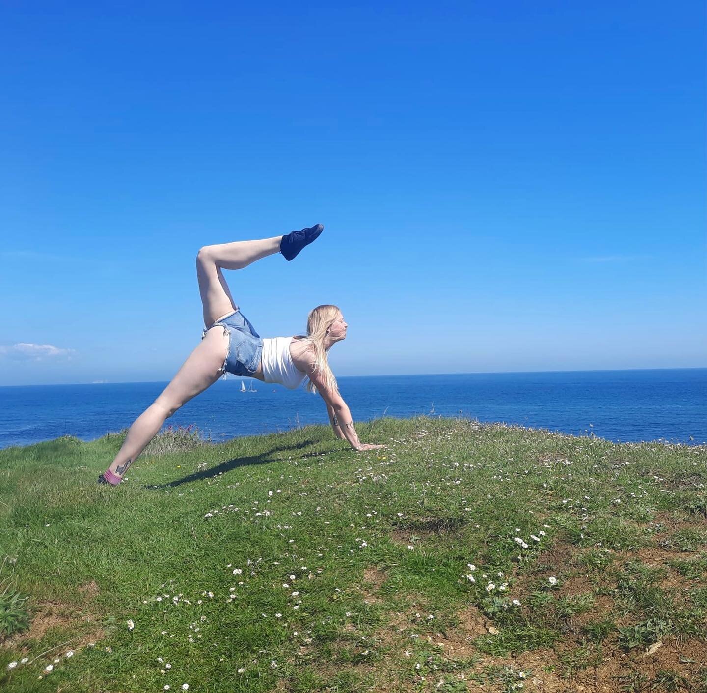 Els, can you take a photo of me in a Yoga pose on that little cliff bit over there? Thanks @mywastelessjourney 

#yoga #yogaposes #swanage #dorset #cliff #strikeapose #tantime #sunshine