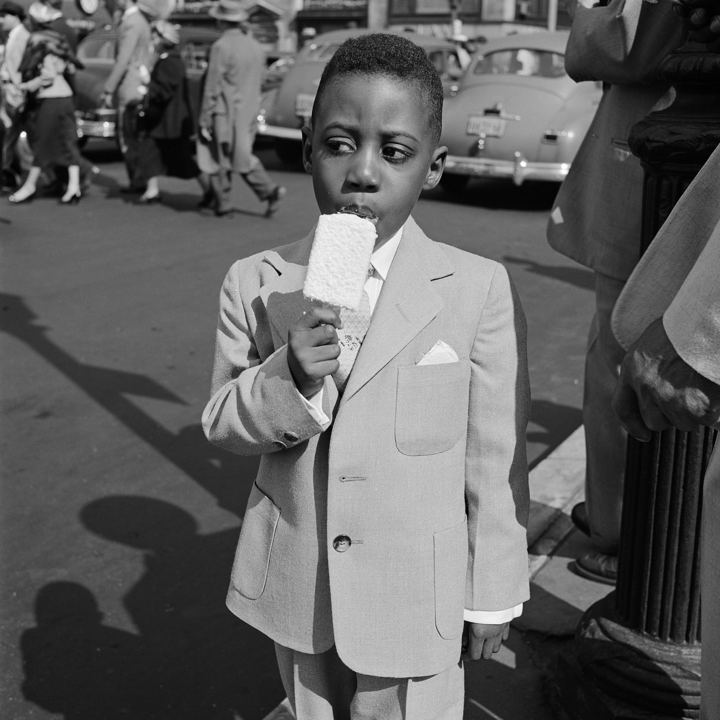 Credit_Estate of Vivian Maier, Courtesy of Maloof Collection and Howard Greenberg Gallery, NY_Haus_der_Fotografie_Vivian_Maier_New_York_April_10_1955.jpg