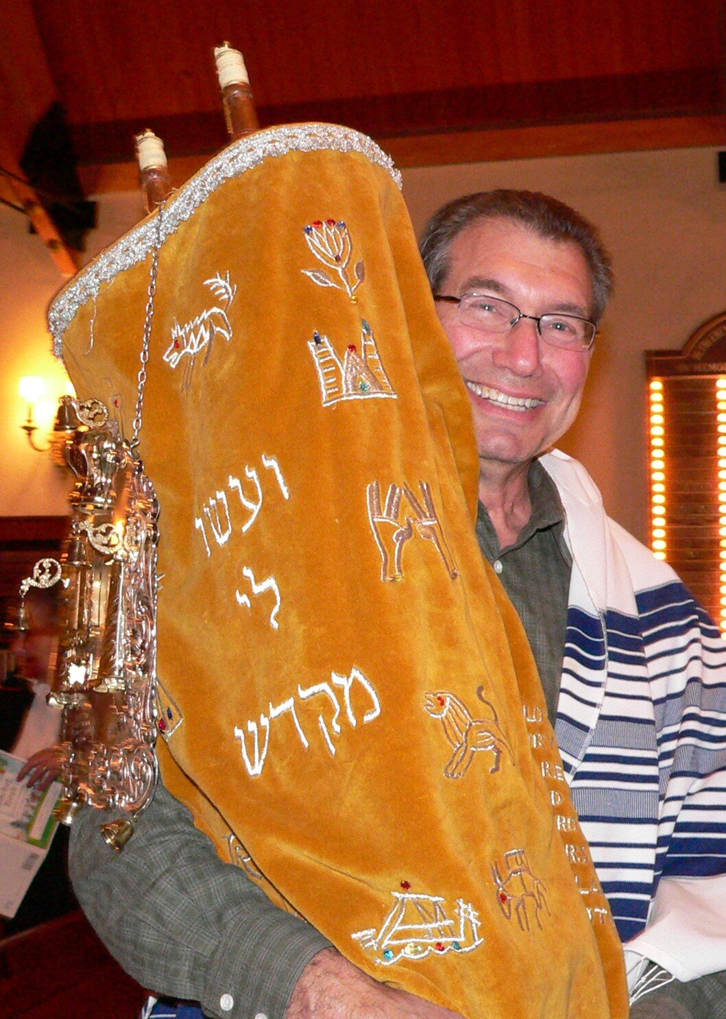 SIMTORAH-APPLE-2010-P1300550.jpeg