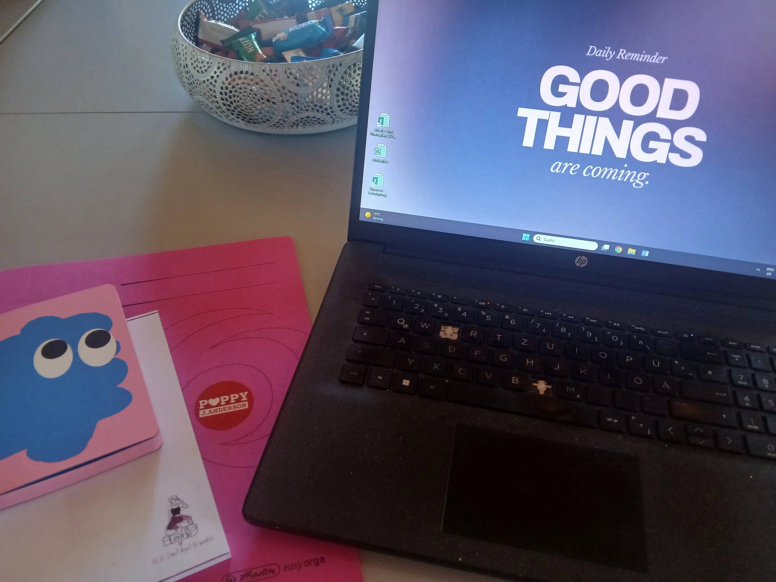 Laptop mit Desktop-Bild Good things are coming