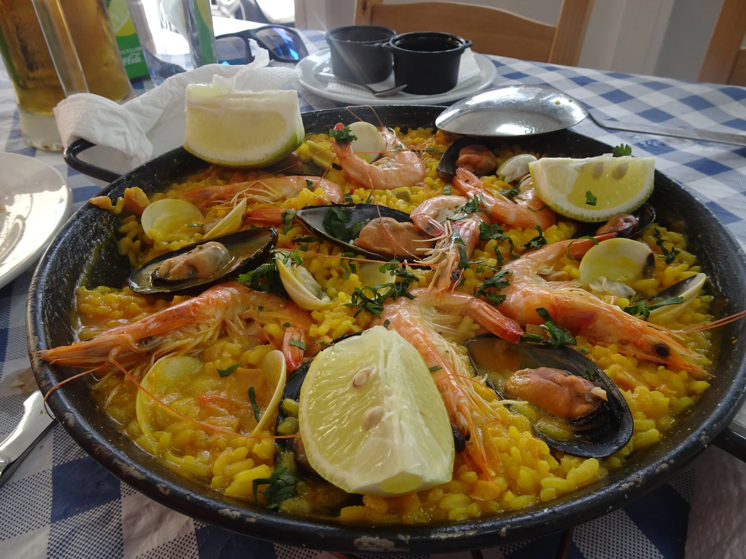 Eine große Pfanne spanische Paella auf dem Tisch