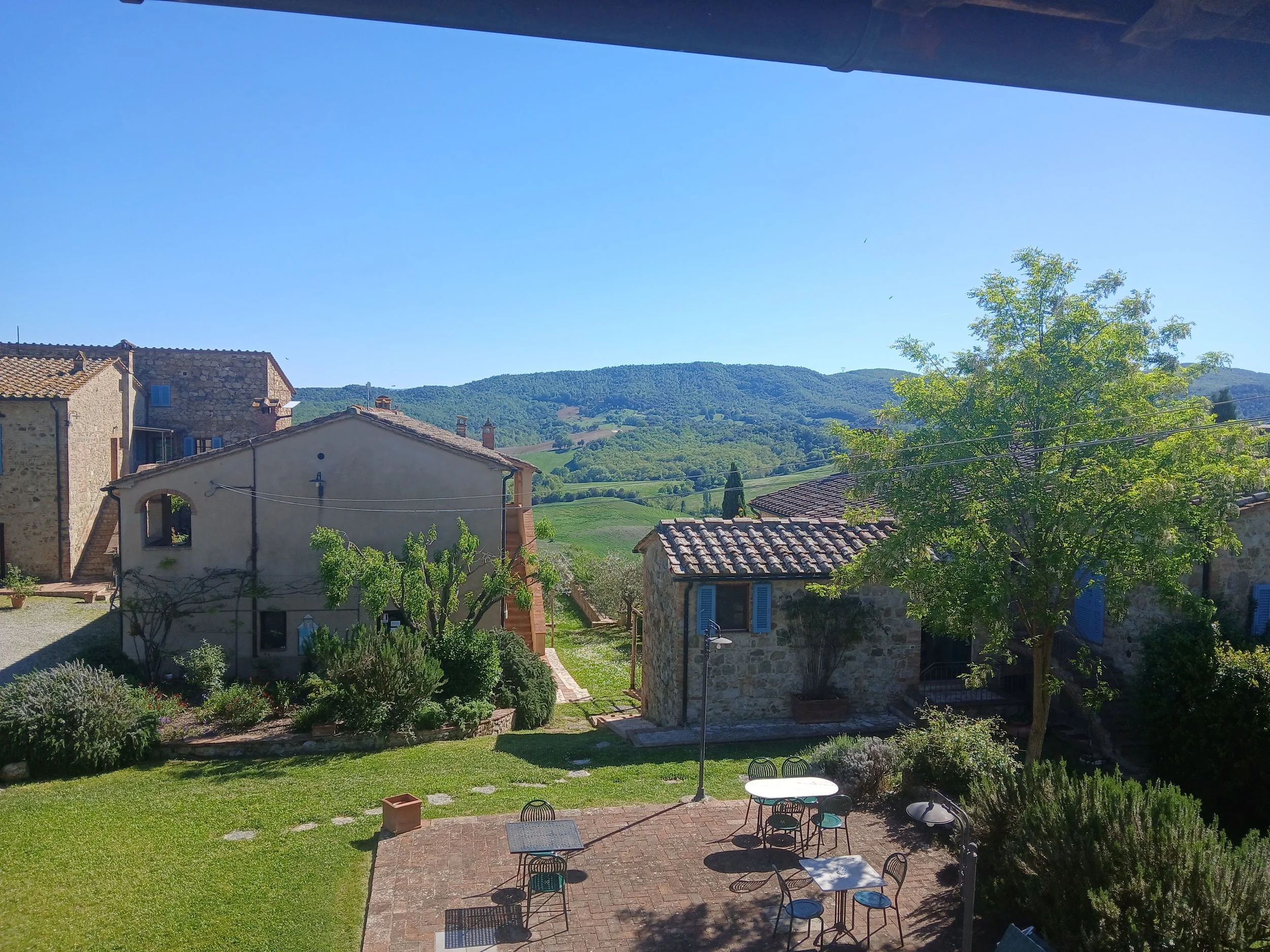 Ausblick auf das Agriturismo und grüne, toskanische Hügel