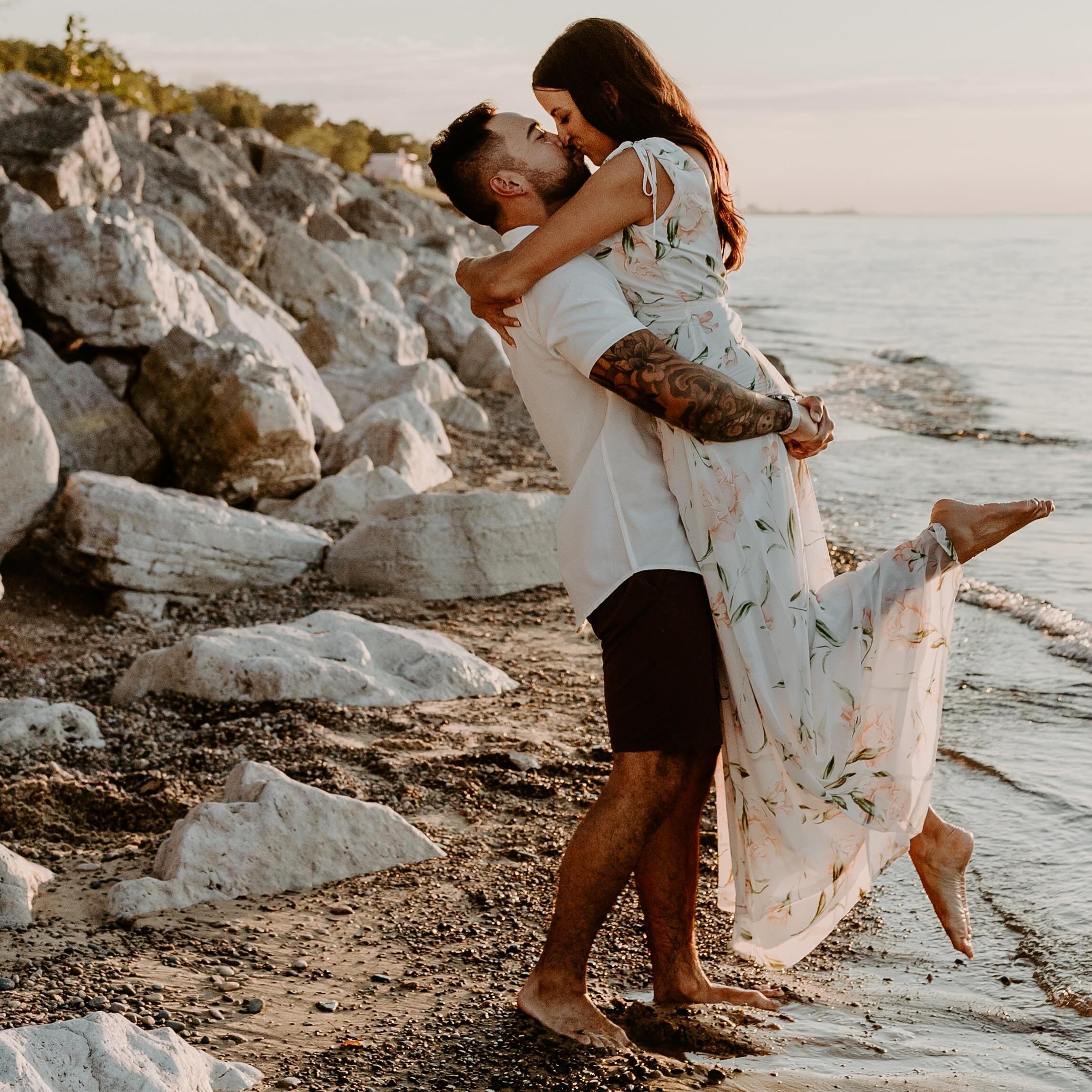 It&rsquo;s almost time for warm weather 🖤 sunset 🖤 and capturing some sweet ass memories #couplesphotography #chicagophotographer #click #newlenox #styleandselect #smalpresets #lightroom #beachvibes #smallbusiness #beyondwanderlust