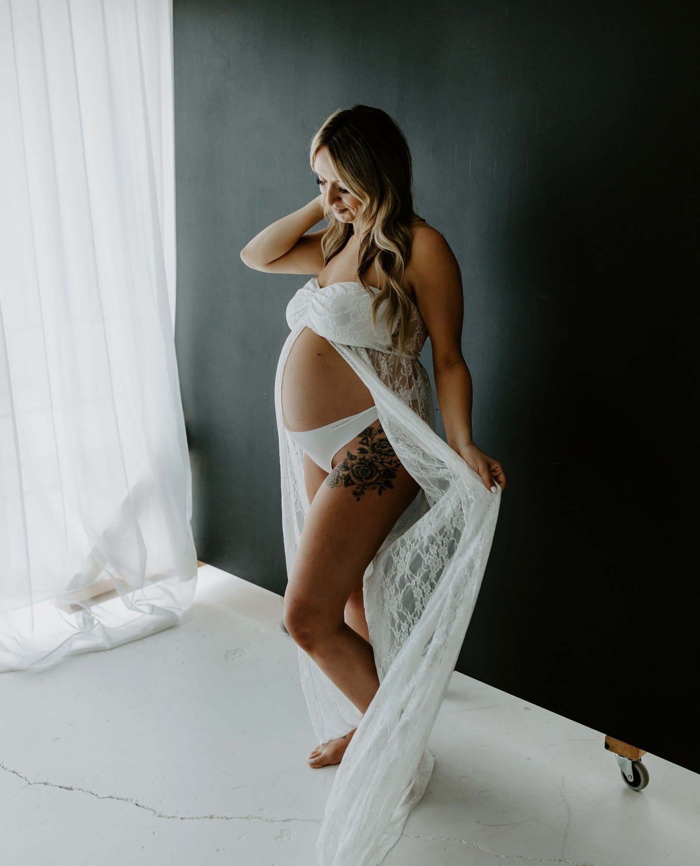 Stepping out of our comfort zone wrapped in nothing but confidence ✨ This fearless babe embraced her inner queen, totally owning her boudoir maternity session. Here's to celebrating every inch of our story, our strength, and our skin. Because, why no