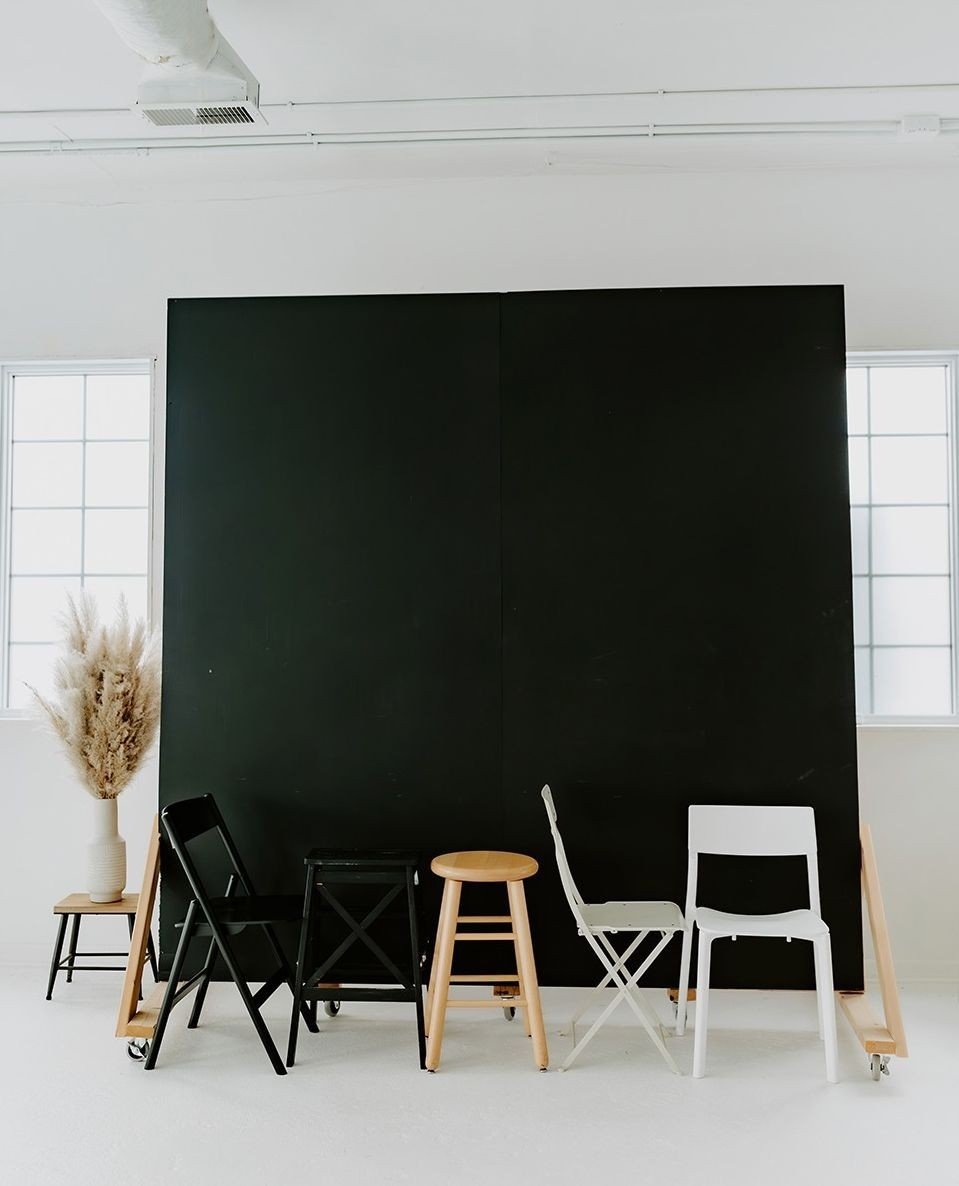Our cozy studio in New Lenox is officially your new happy place! Bathed in gorgeous natural light, it&rsquo;s where all the magic happens. ⁠
⁠
We&rsquo;re talking real laughs, genuine smiles, and those oh-so-special moments that you can&rsquo;t just 