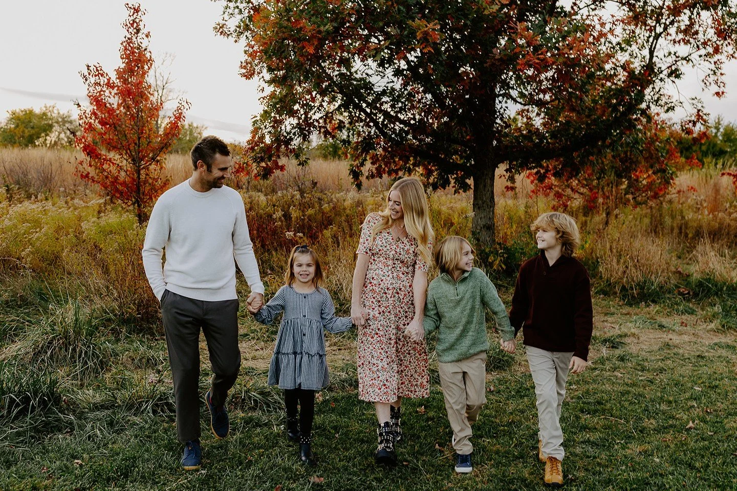September 22 &mdash; First Day of Fall 🍁⁠
There&rsquo;s something magical about fall &mdash; the crunch of leaves underfoot, soft sweaters, and that soft golden light that makes everything feel a little more like home.⁠
⁠
Fall sessions are open and 