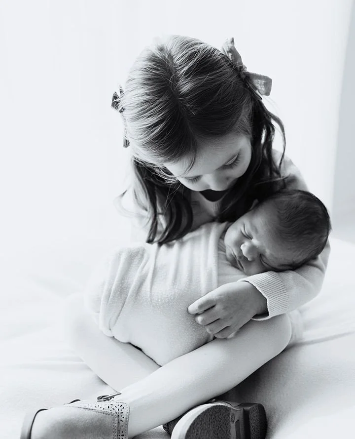 Baby-led posing isn&rsquo;t about perfection &mdash; it&rsquo;s about presence. 🕊️⁠
Your newborn already knows how to be beautiful just by being. We just step back, watch, and capture every little detail &mdash; from the wrinkled toes to the softest