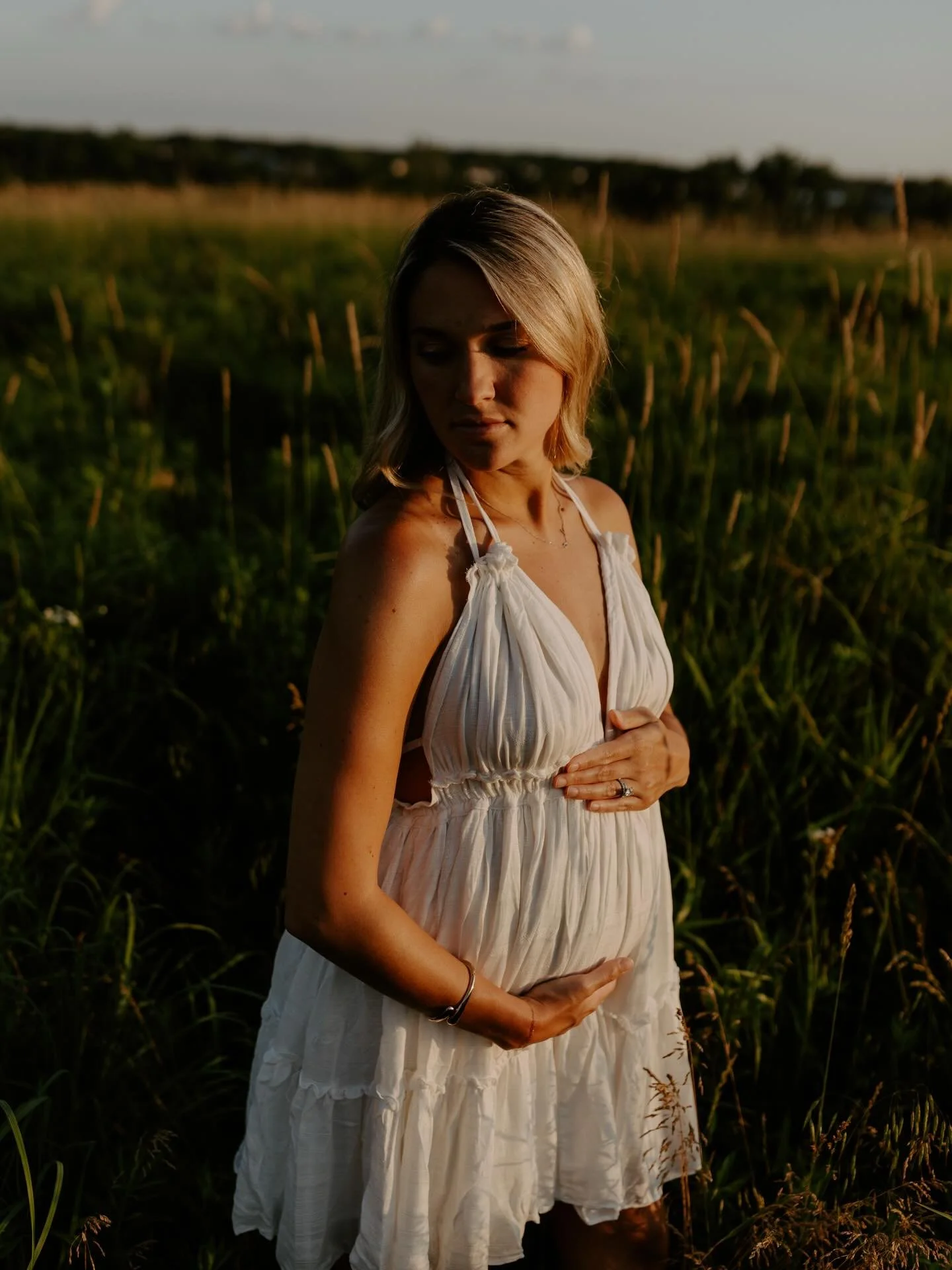 That golden hour glow just makes everything feel a little more magical ✨

The soft light, the warmth, the way it turns ordinary moments into something you never want to forget&hellip; sunset sessions are truly our favorite for a reason.

From familie