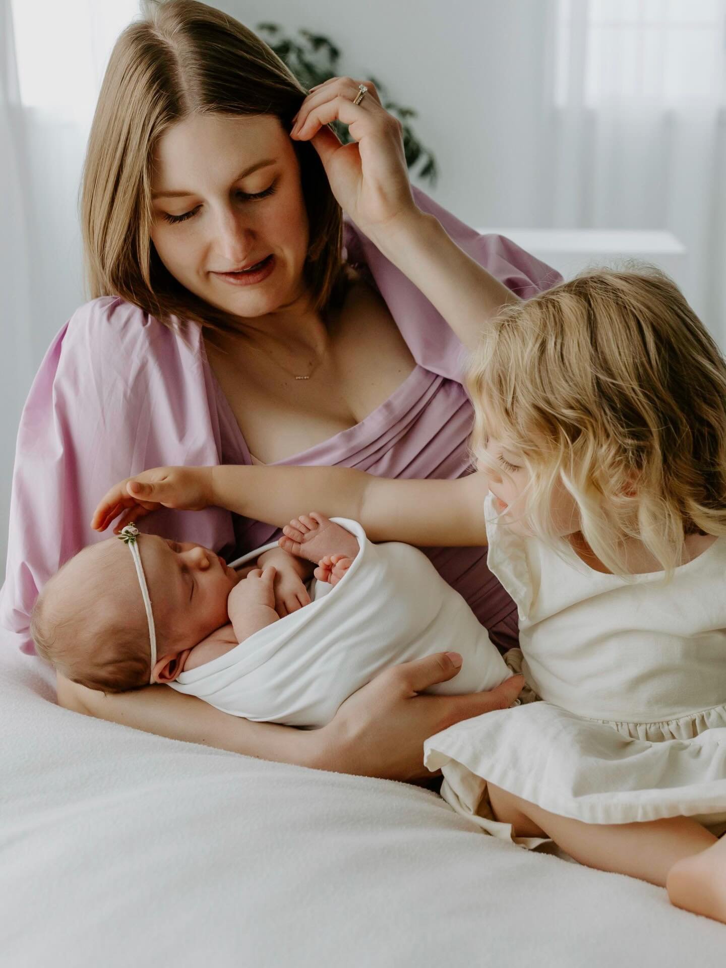 Soft, simple, and full of love&mdash;newborn sessions at Cedar &amp; Moss are designed to capture your baby just as they are in this fleeting season.
Because they won&rsquo;t stay this little for long ✨
Reach out to reserve your due date.