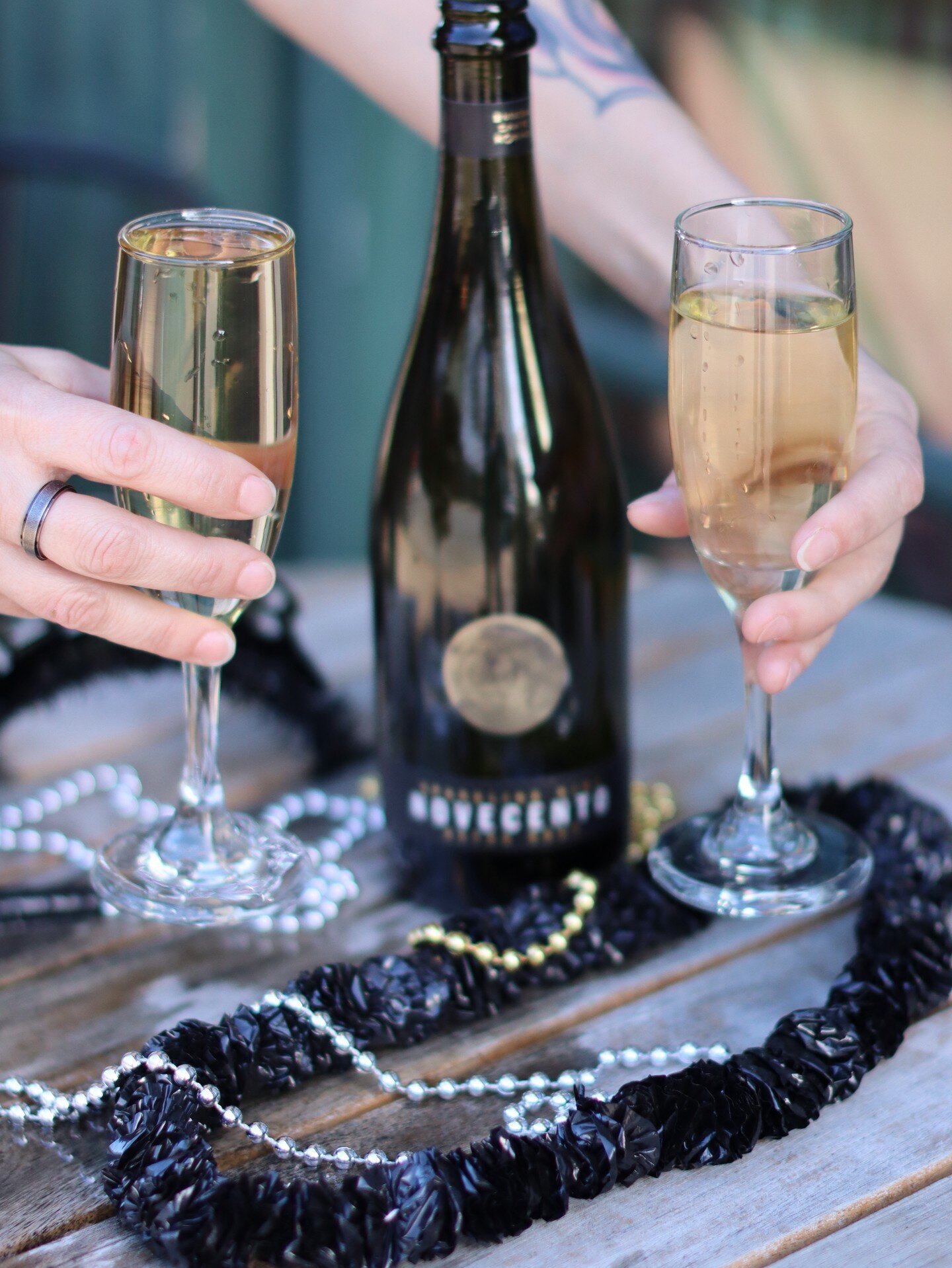 2024 is going to be a roaring good time at the Barnett's New Year's Eve celebration! 🥂🍾🥳
ㅤ
Whether you attend our five-course New Year's Eve VIP Dinner or join us on the patio for live music from the Forbis Brother Band with our champagne toast at