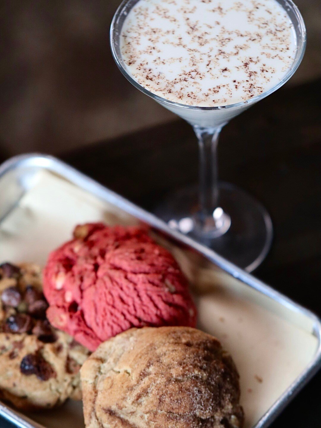 Leaving Santa a special treat this year: Barnett's Cookies &amp; Milk Cocktail with locally baked @milkbottlecookies! 🍪🎄
ㅤ
Celebrate with one (or two) this Sunday with us during Brunch until 2pm!
ㅤ
HOLIDAY HOURS:
🧑&zwj;🎄Christmas Eve, December 24