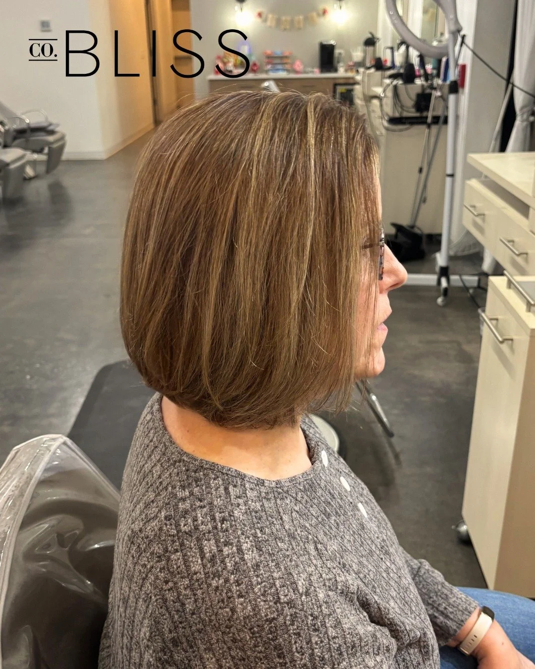 Go gray with ease 💇&zwj;♀️

Jamie blended hilities with her client's grays to simplify the growing-out process 🎨

Schedule your haircut or color with Jamie, by calling us at 331-372-4747 or book directly online ➡️ link in bio

 #napervillehairstyli