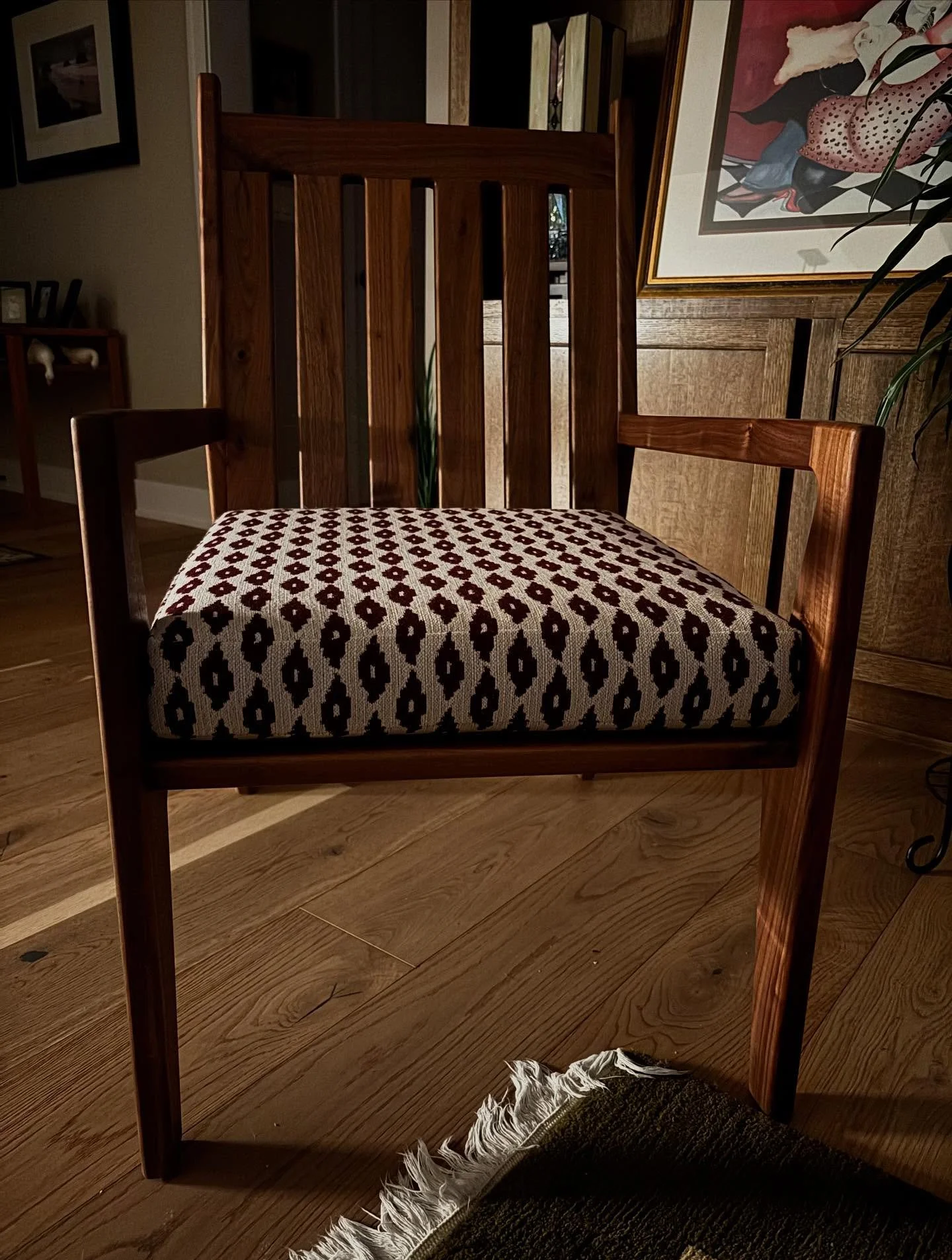 Look how crisp the seams are without welt cord! I love this styling option; it showcases the pattern of the fabric (hi @charlottefabrics!) and in this case, allows the gorgeous shape of the chair to take center stage. 

You have a lot of customizatio