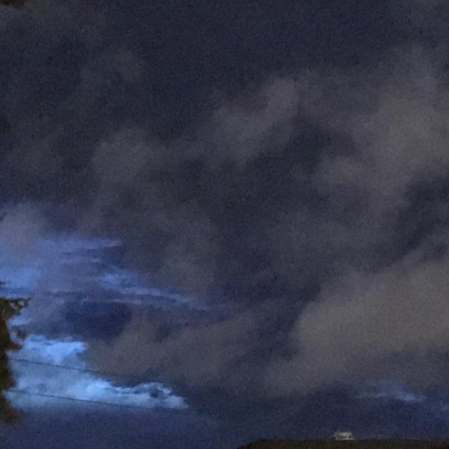 Wonderment. The sky from my home this evening. No filters, just the real thing. Bowing down - and sometimes up - to this gorgeous world we live in.  #livingcyclescoaching #mysterialwoman #presencing #sysyemsthinking #skyphotography #transformationalc