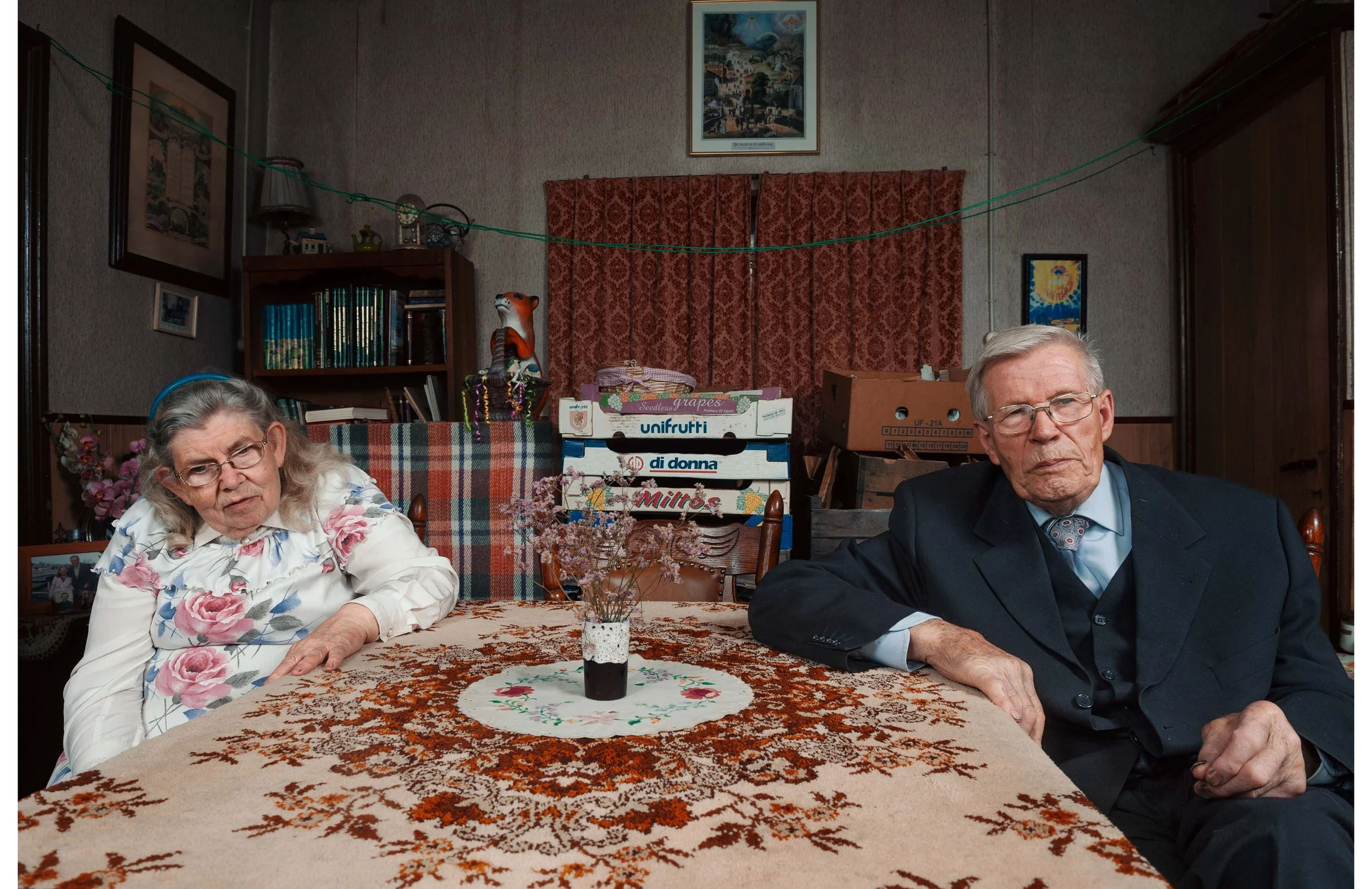 Echtpaar, natuurgenezers en voormalige bollentelers in hun woonkamer