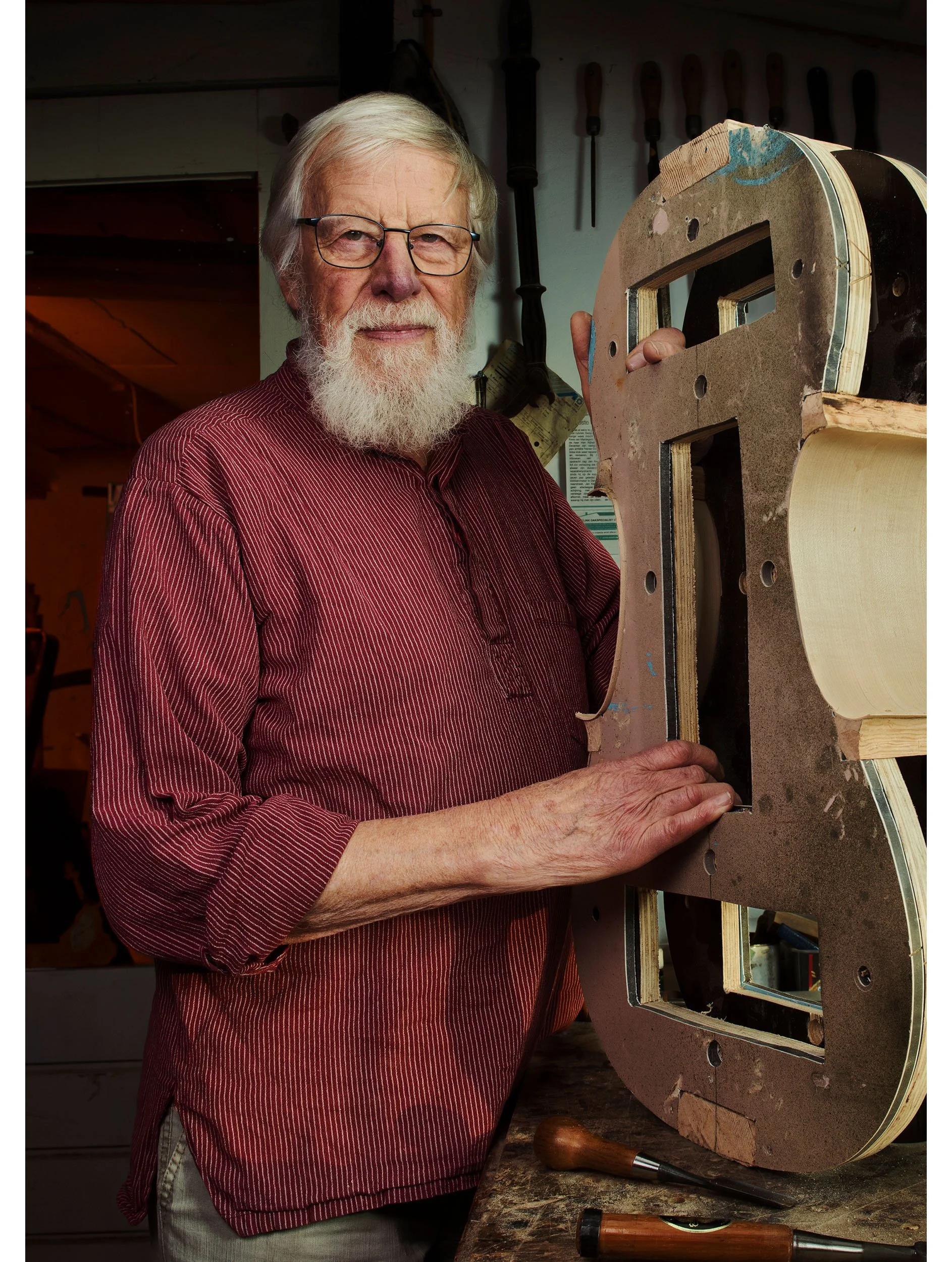 Han Nijhof, installateur van het Deventer gemaal Ankersmit en in zijn vrije tijd cellobouwer