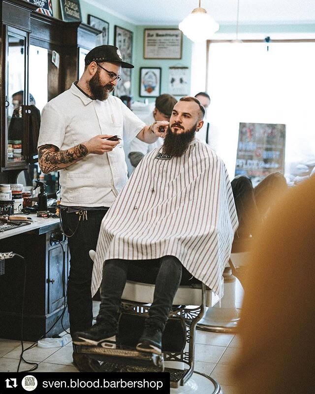 Repost von @sven.blood.barbershop &bull; Thanks for having me 🖤 &bull;
Thanks for your help at 1 Year SBBS Walk In brother 🖤
.
💈 @schorschderdritte .
📷 @andreschwerdel .
#svenbloodbarbershop #svenbloodbarber #schorschderdritte #barberlife #barber