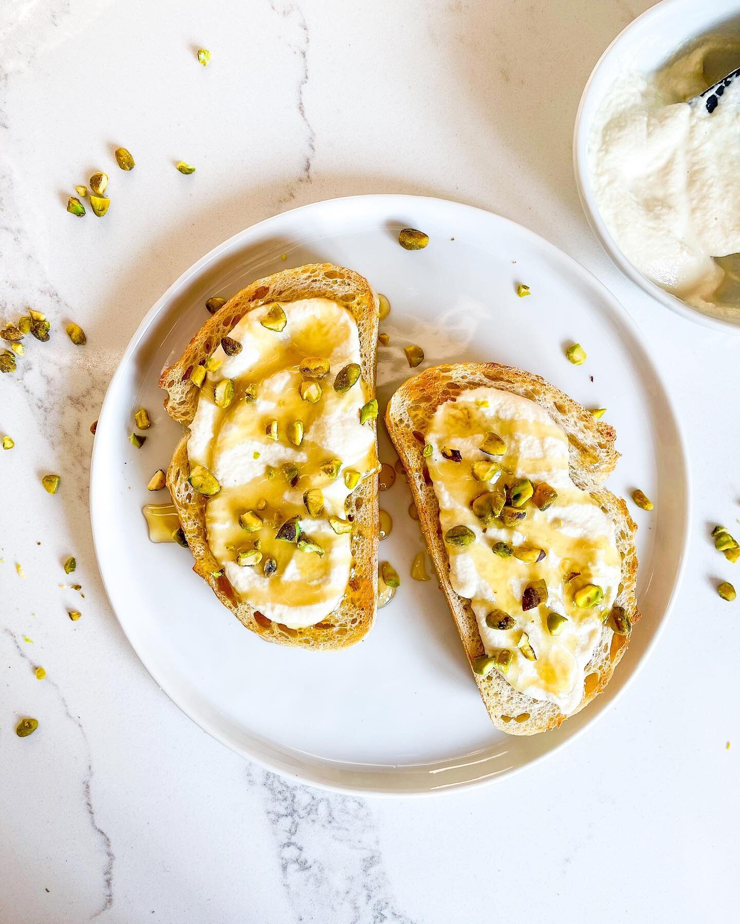 Anyone else a huge toast fan?! What&rsquo;s your ideal topping?

✨Whipped Almond &ldquo;Ricotta&rdquo; Toast with Honey and Pistachios✨ 

What you need ⬇️
- Blanched Slivered Almonds (@bluediamond is a great brand to use)
- Nutritional Yeast
- Lemon 