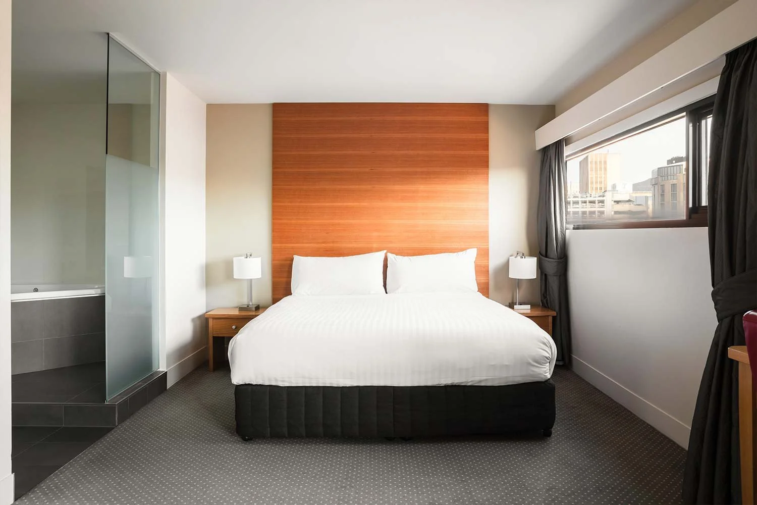 Spacious apartment with spa in Hobart