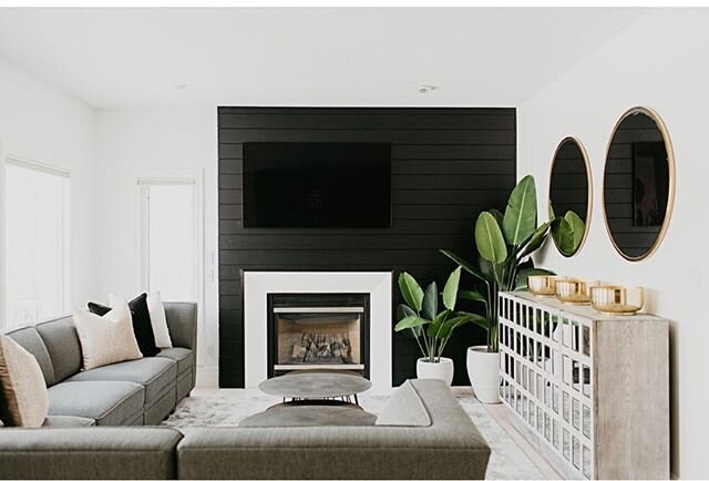 Centre Stage and It&rsquo;s Showtime.
&bull;
&bull;
Swipe for the Before of this family room makeover from our HOUSE OF CHAMBERY project and see the difference a little love and some simple details can do. 
Home Renovation : @tailored_interior 
Inter