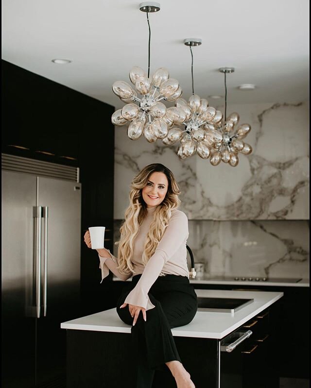 I like my kitchens black, my coffee with cream, and life with a just a little bit of spice 💁🏼&zwj;♀️. &bull;
&bull;
&bull;
&bull;
&bull;

Property Design by  @tailored_interior 📸 by @sharon_litchfield &bull;
&bull;
&bull;
&bull;
&bull;
&bull;
&bul