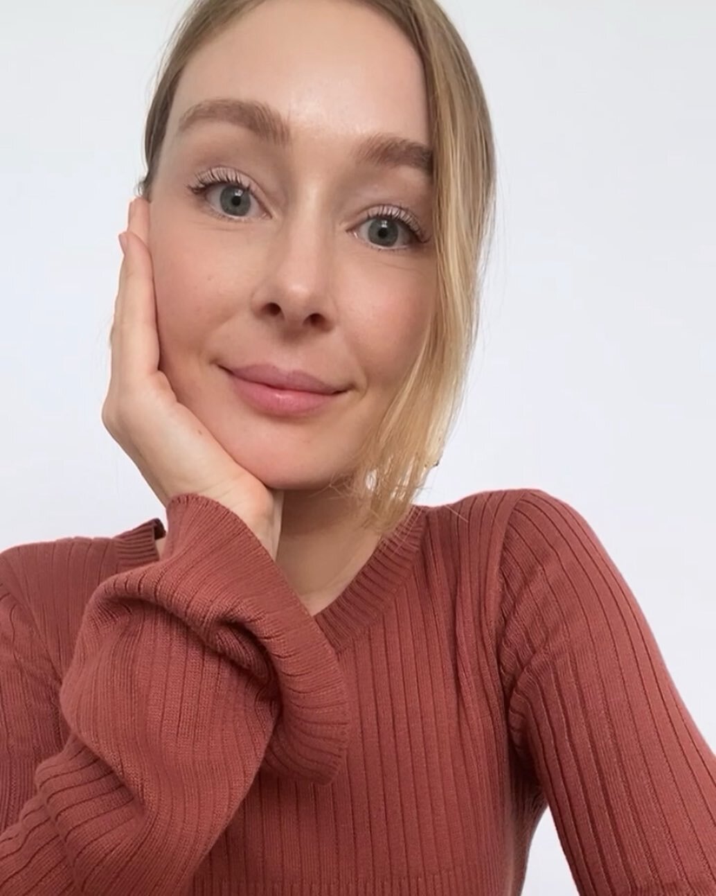 I haven&rsquo;t done a hello post since I started my account, so I thought it&rsquo;s about time I re-introduce myself 🙋🏼&zwj;♀️🔮 (and at the end of the post, I would love to hear from you!)

My name is Linda and I&rsquo;m a psychic channel, energ