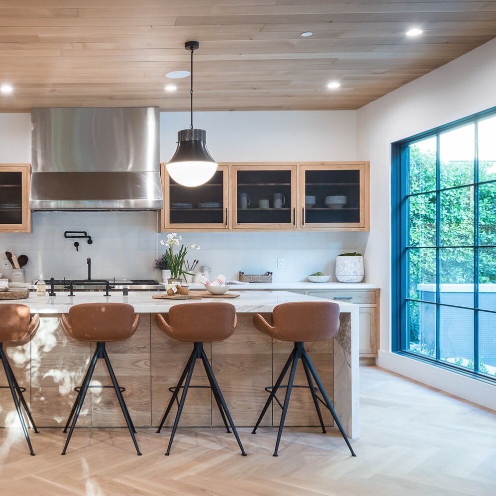 #kitcheninspo at its finest ❤️ happy friday! 🙌 #quartzkitchentops #interiorinspo #kentworktopsuppliers #tenterden #tentertentown #quartz #ukkitchen #wealdofkent #kentbusiness #kitchenidea #kitcheninterior