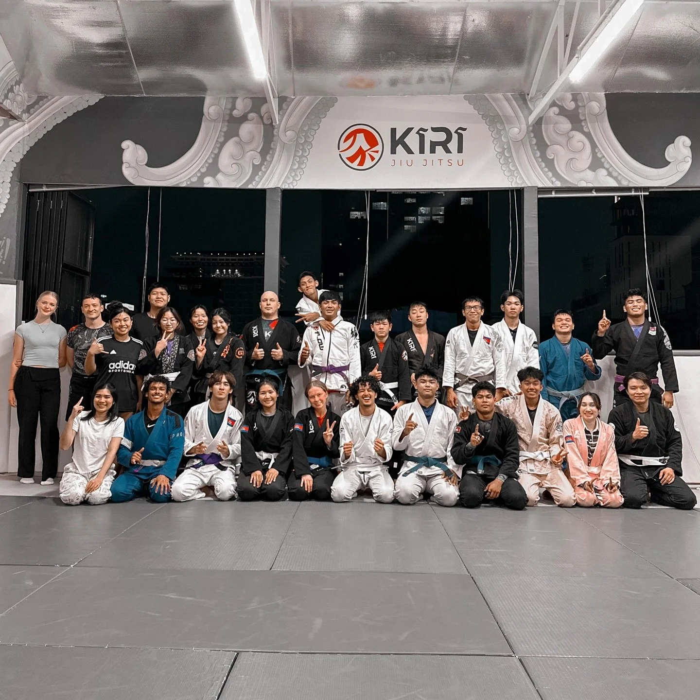 🦈🦈🦈 Three shark tanks on a Monday night.

🎂 Tommy &mdash; 18th birthday. @tommy_lyfts 
✈️ Erin &amp; Afzi &mdash; leaving us. @_erin_ee_ @afzsdq 

Keep rolling. Week just getting started.

.
Welcome to 𝗞𝗜𝗥𝗜 𝗝𝗶𝘂 𝗝𝗶𝘁𝘀𝘂 ⛩️
𝘊𝘦𝘭𝘦𝘣𝘳𝘢